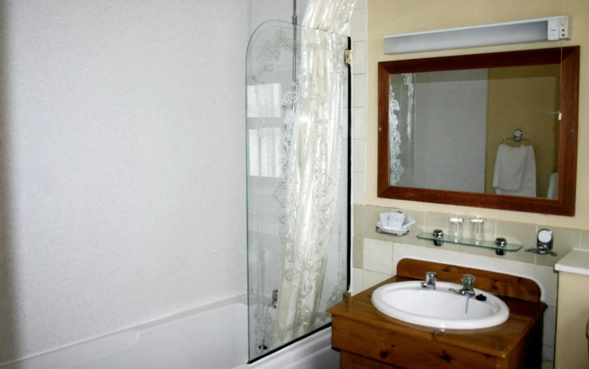 Bathroom in Cardiff Sandringham Hotel