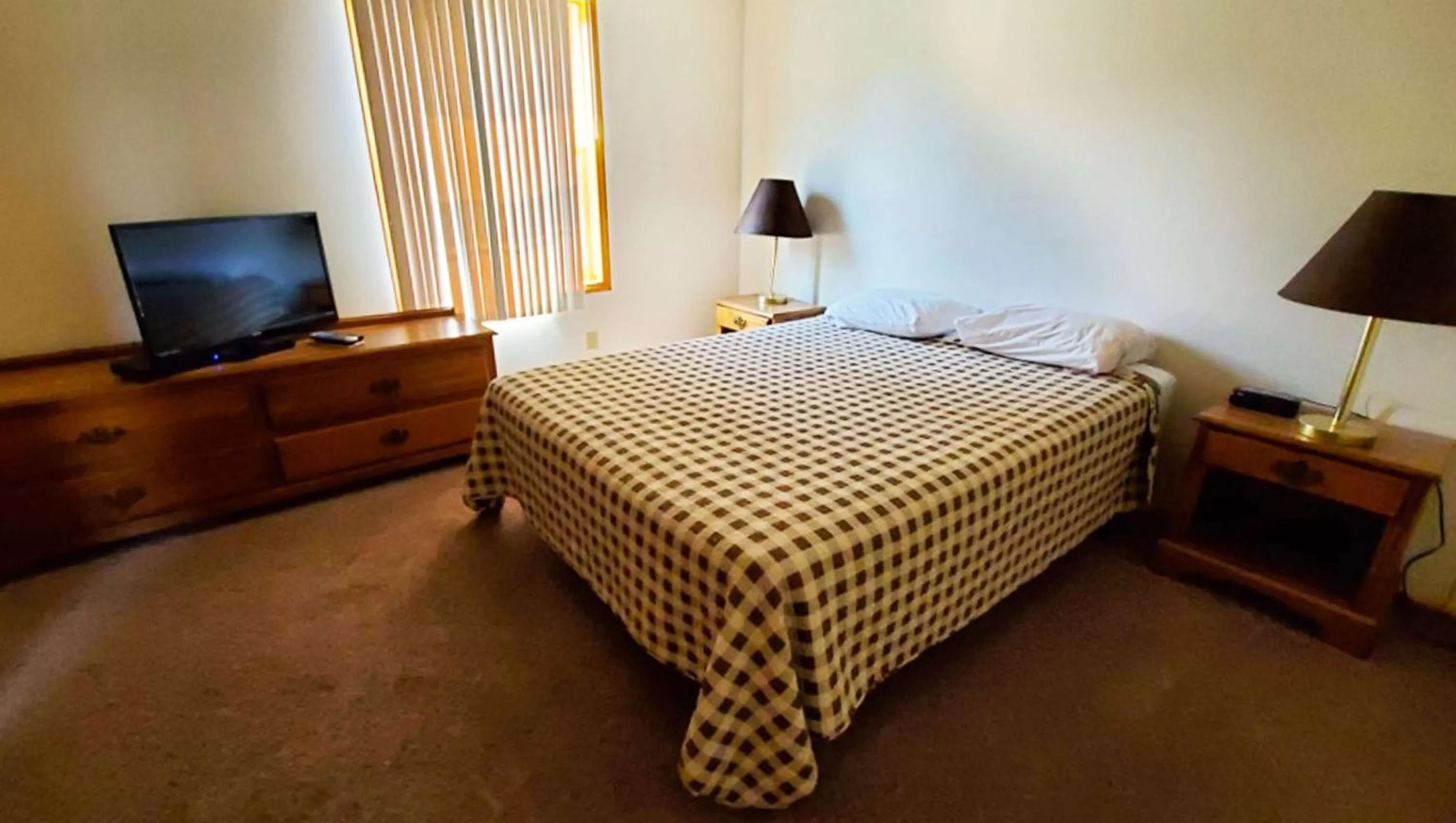 Photo of the whole room, Bed in Jasper Ridge Inn Ishpeming