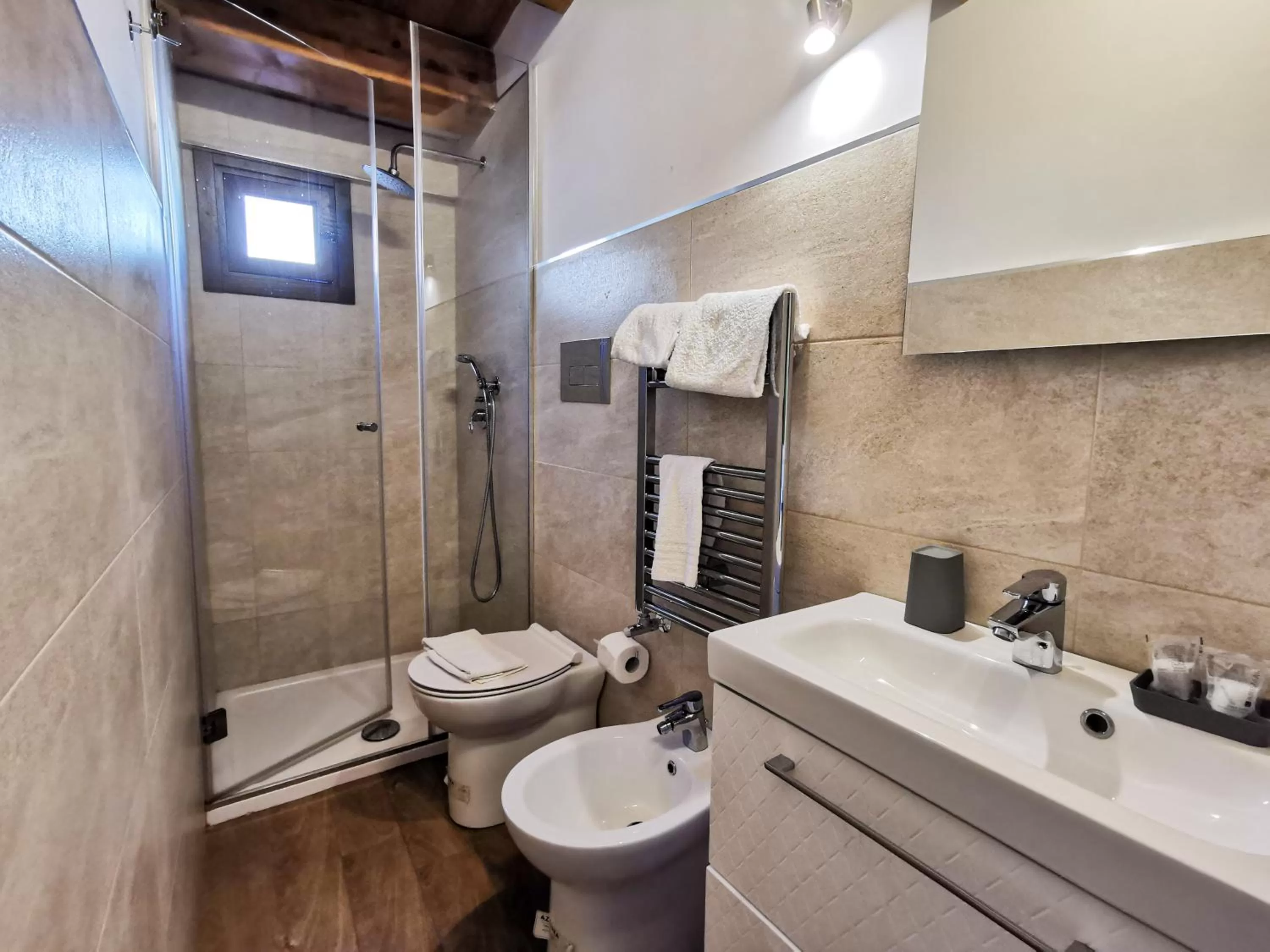 Shower, Bathroom in Verdirooms158