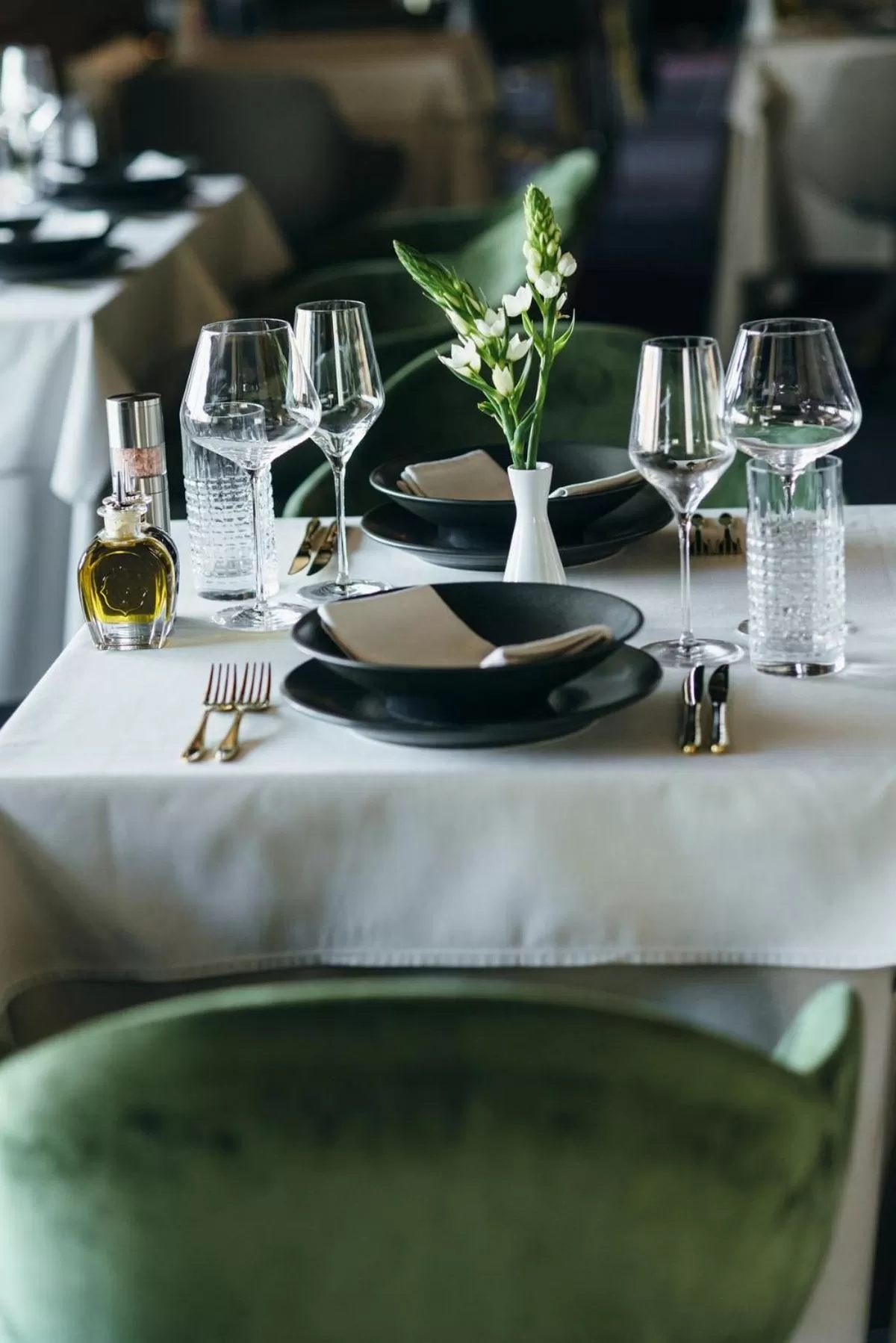 Restaurant/places to eat in Ambasador Hotel