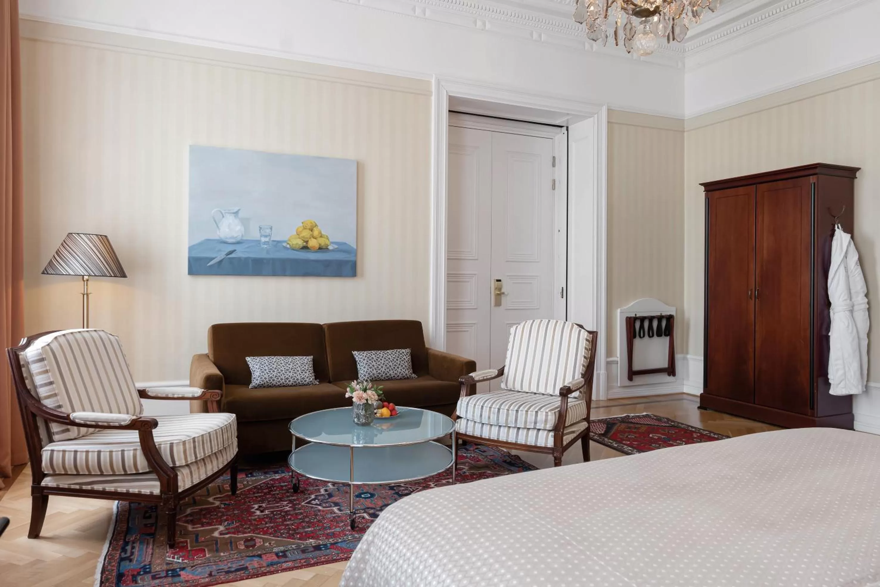 Seating area, Bed in Elite Plaza Hotel