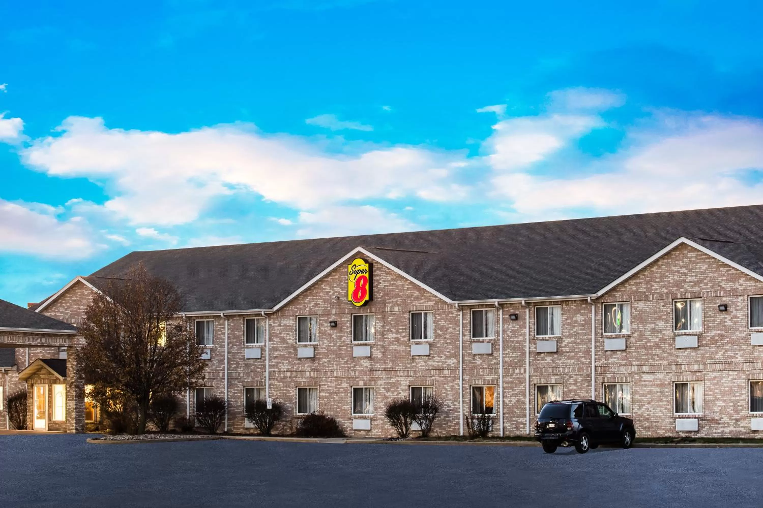 Property building in Super 8 by Wyndham Remington