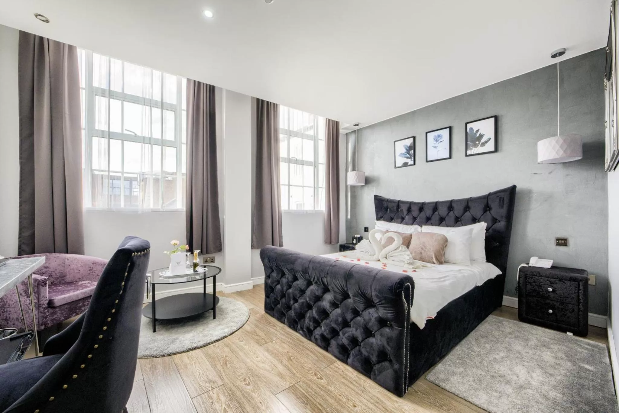 Living room, Bed in Villare Leicester City Centre hotel