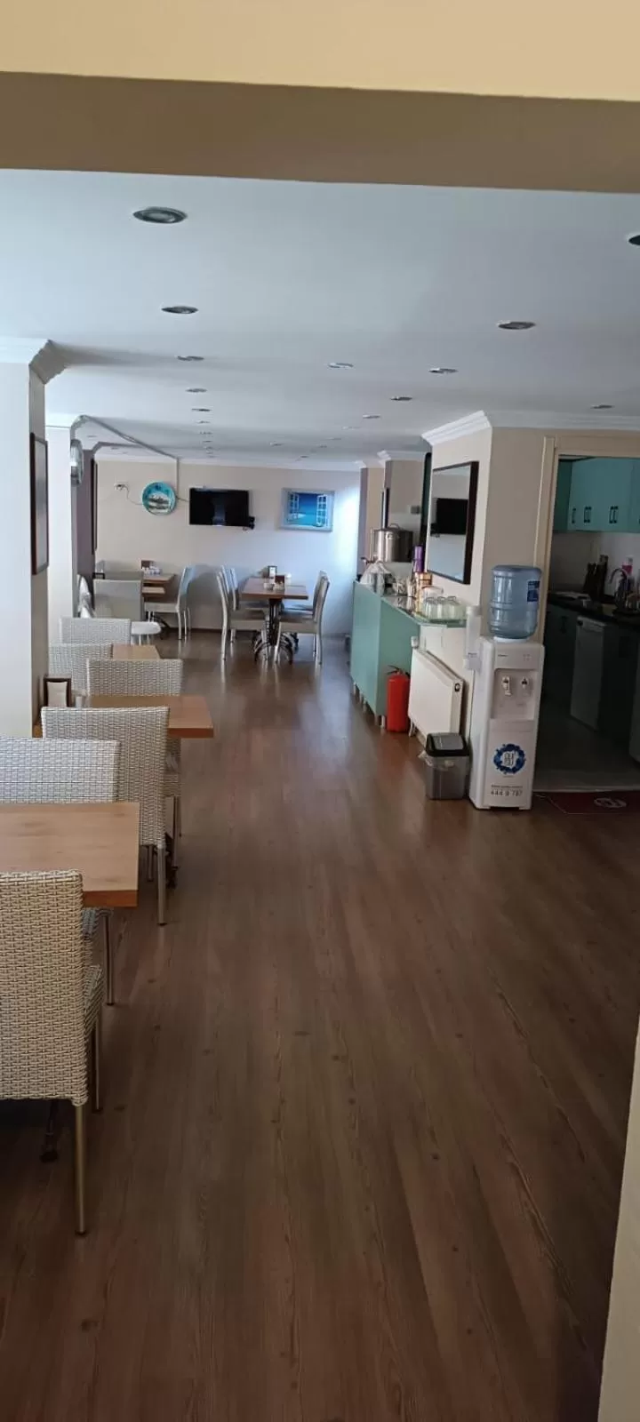 Restaurant/places to eat in Hotel Crowded House