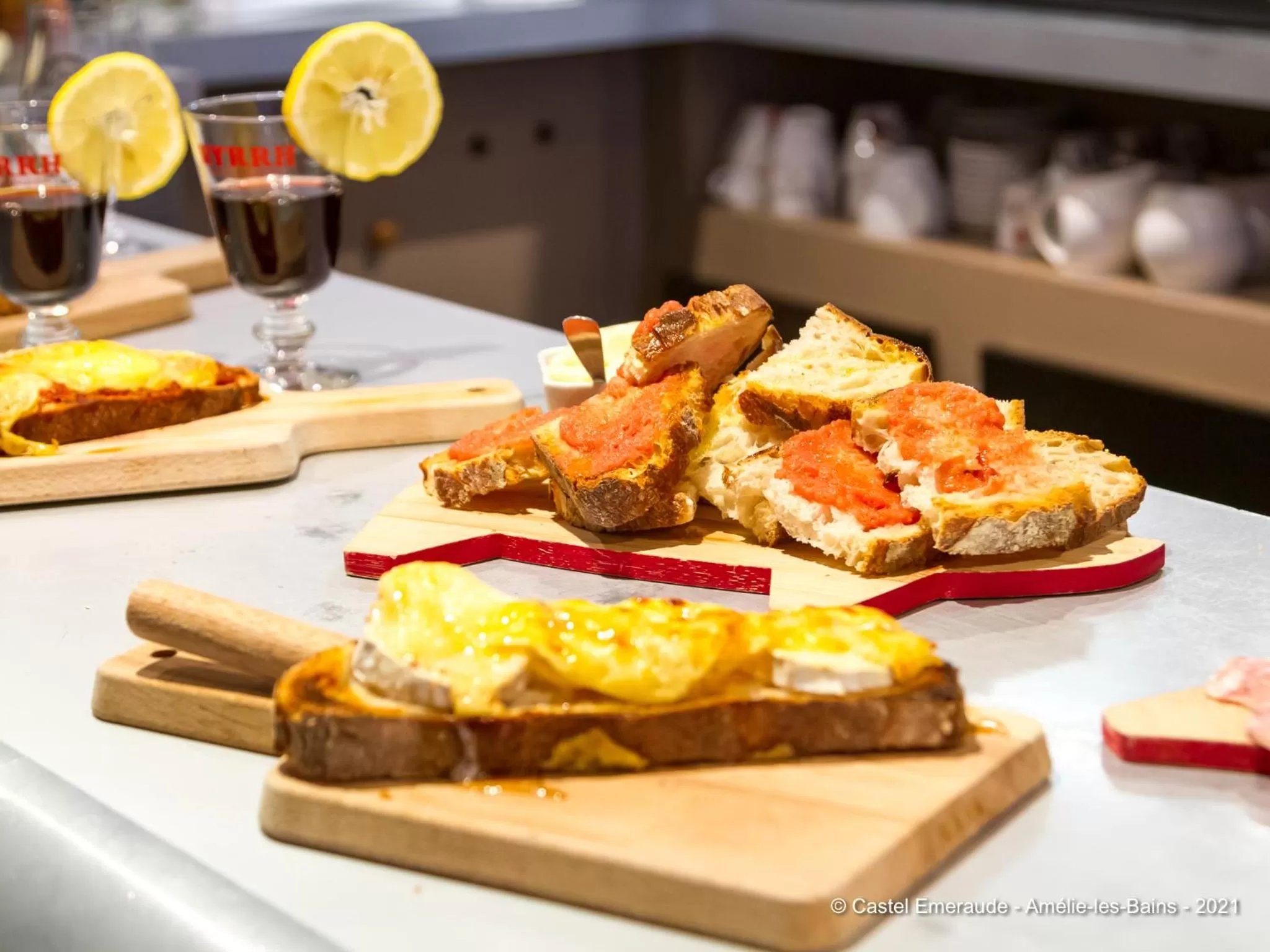 Lounge or bar in Appart'Hotel Castel Emeraude, Charme et Caractère