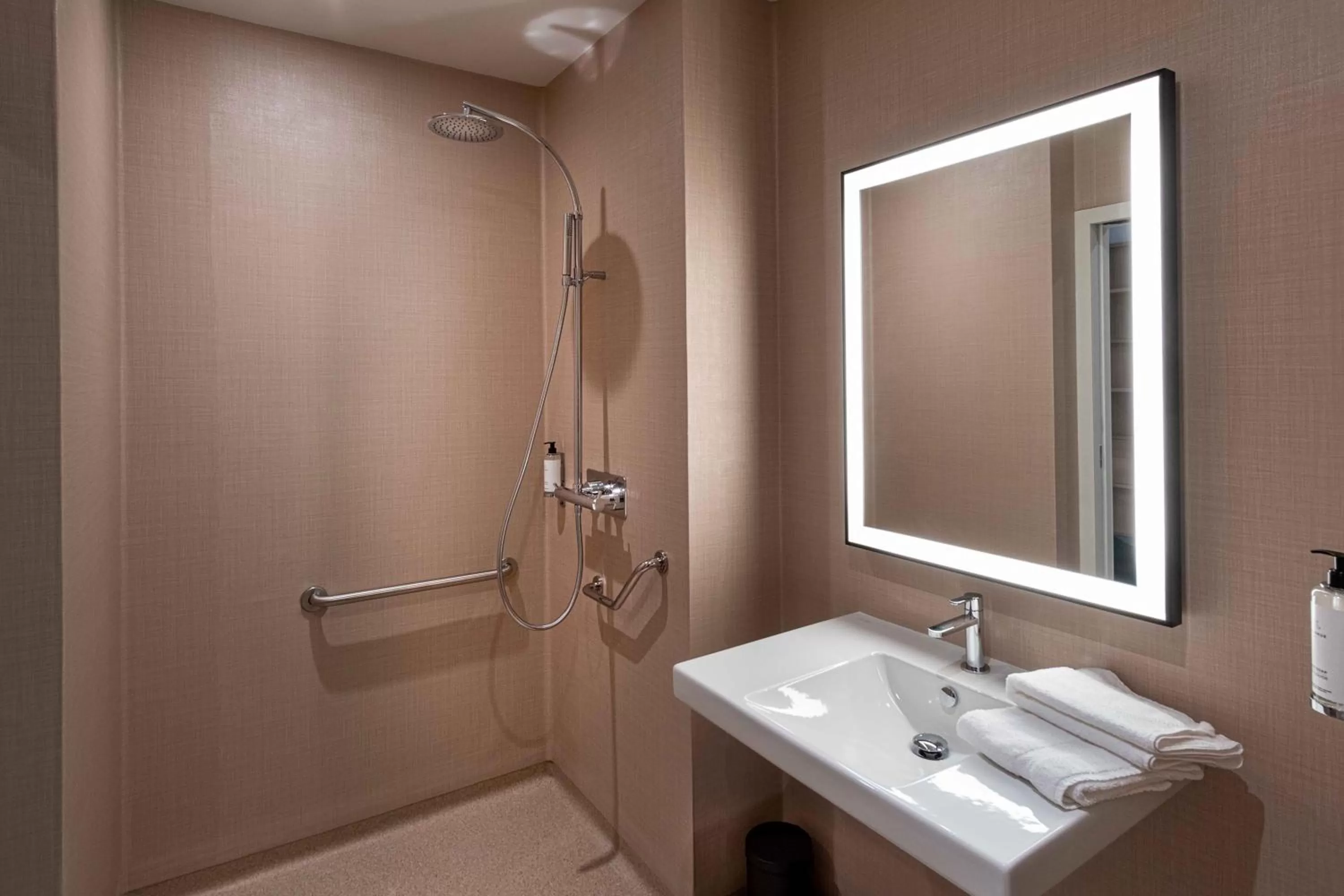 Bathroom in Mayrena Hotel Restaurant