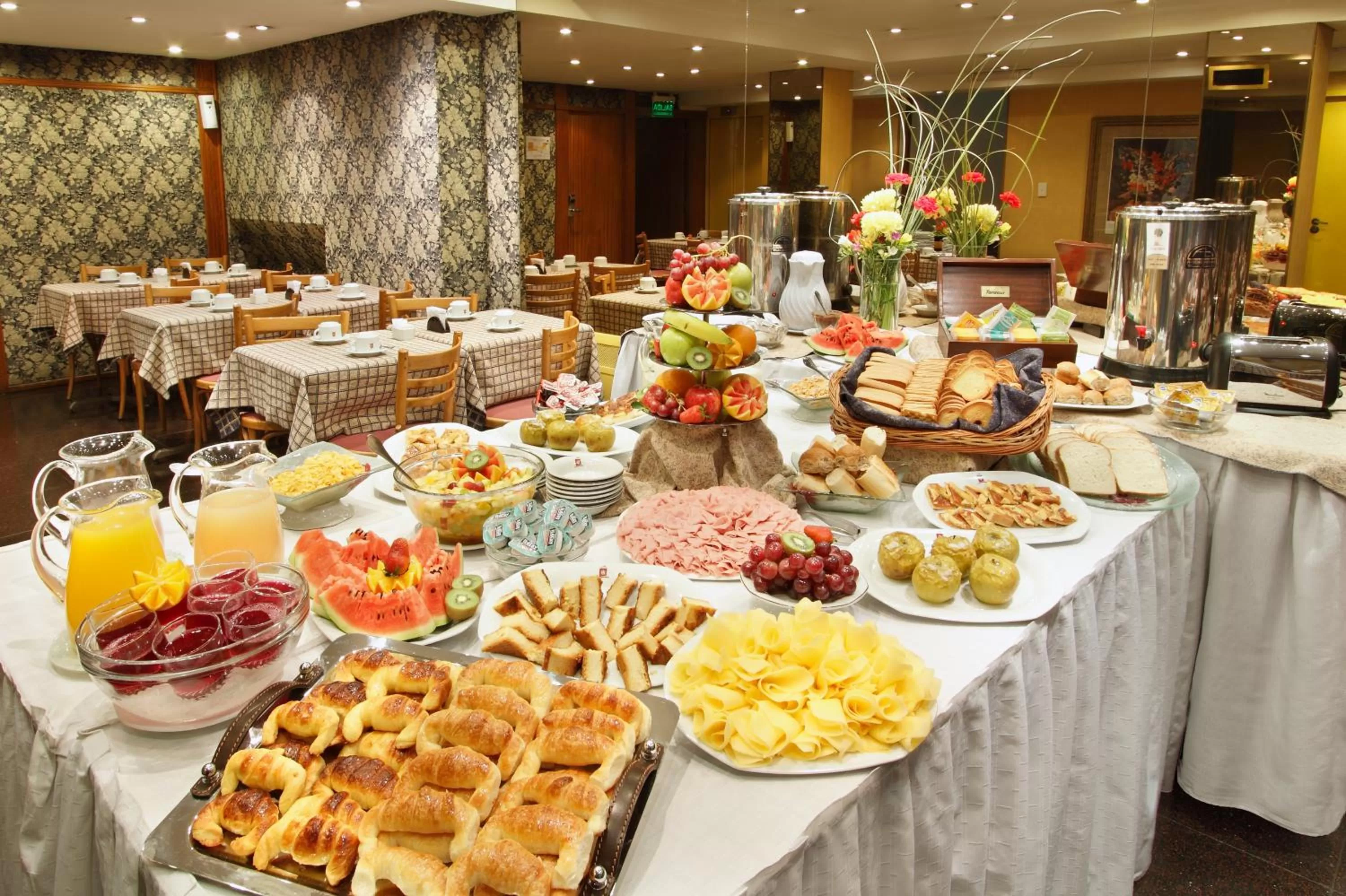 Breakfast in Hotel Impala