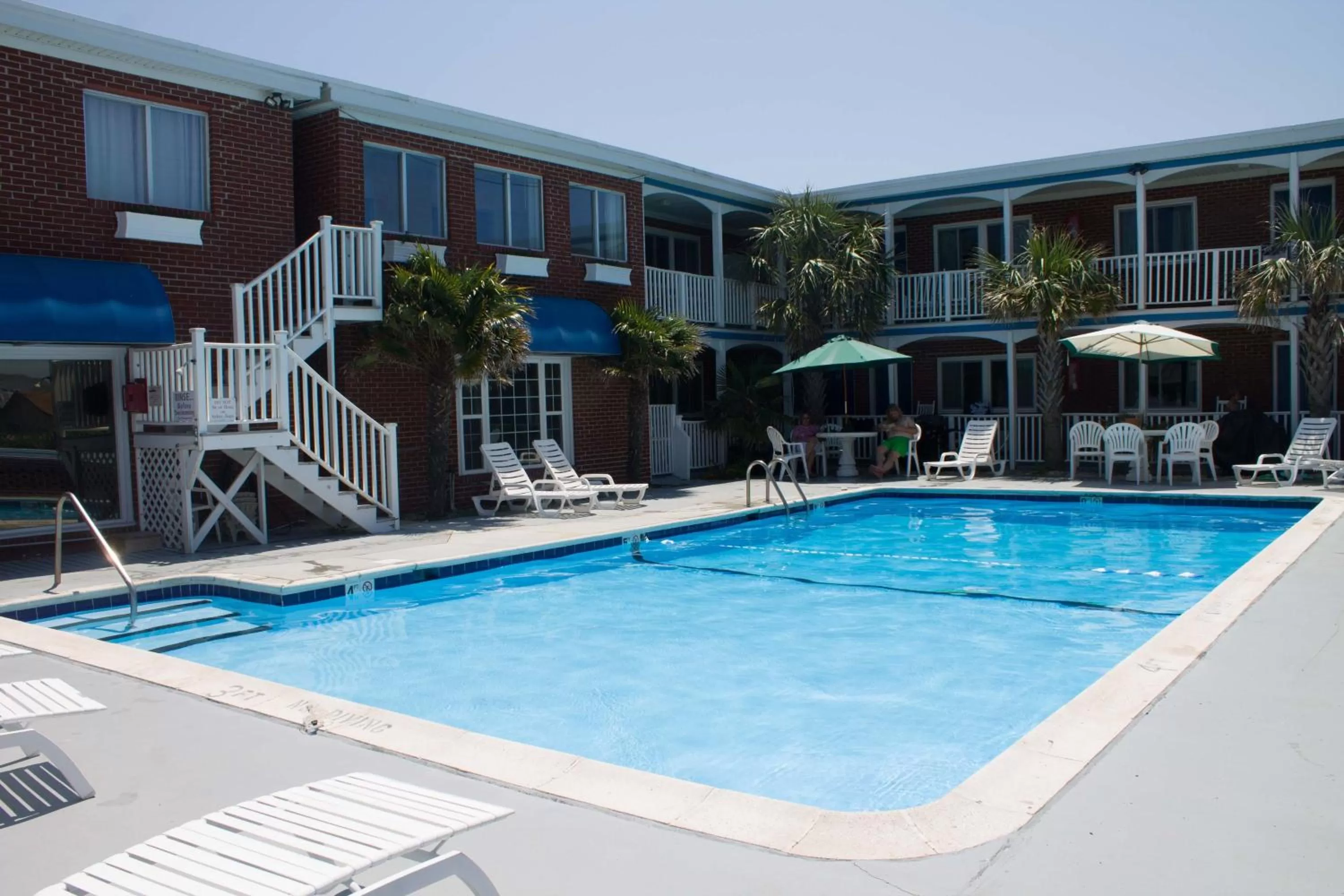 Swimming pool in Colonial Inn
