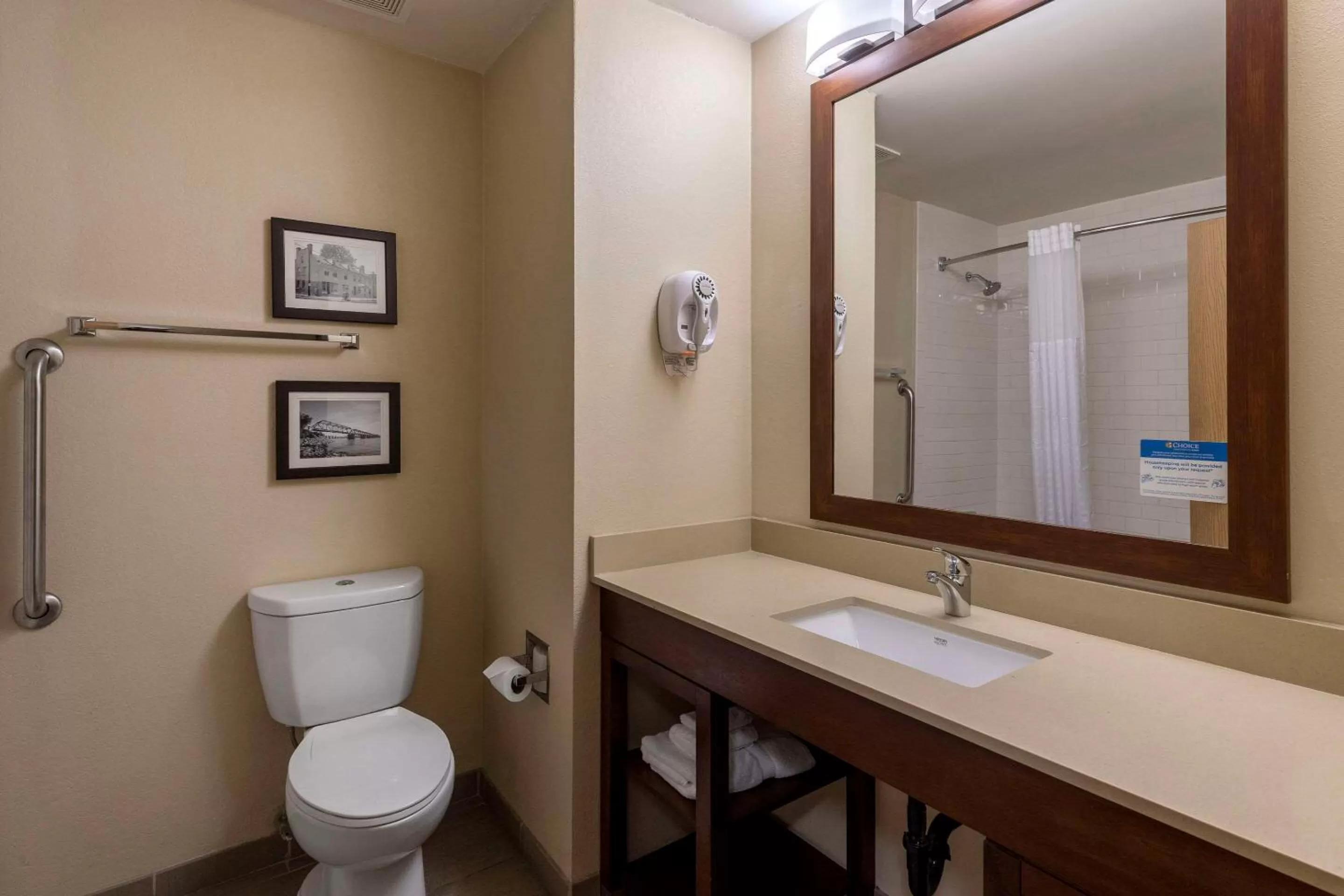 Bedroom in Comfort Inn Collinsville near St Louis