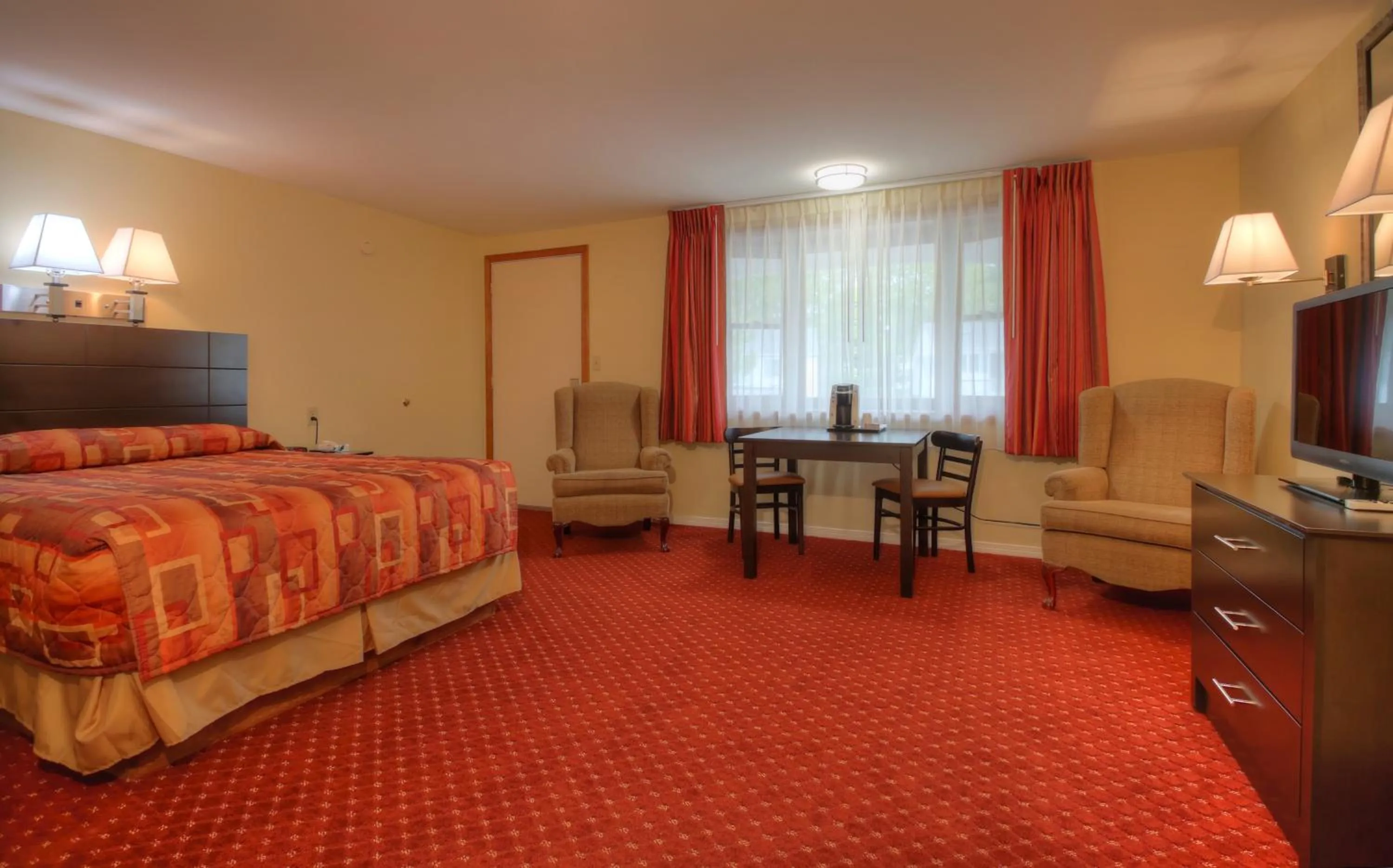 Seating area, Bed in Ogunquit Tides