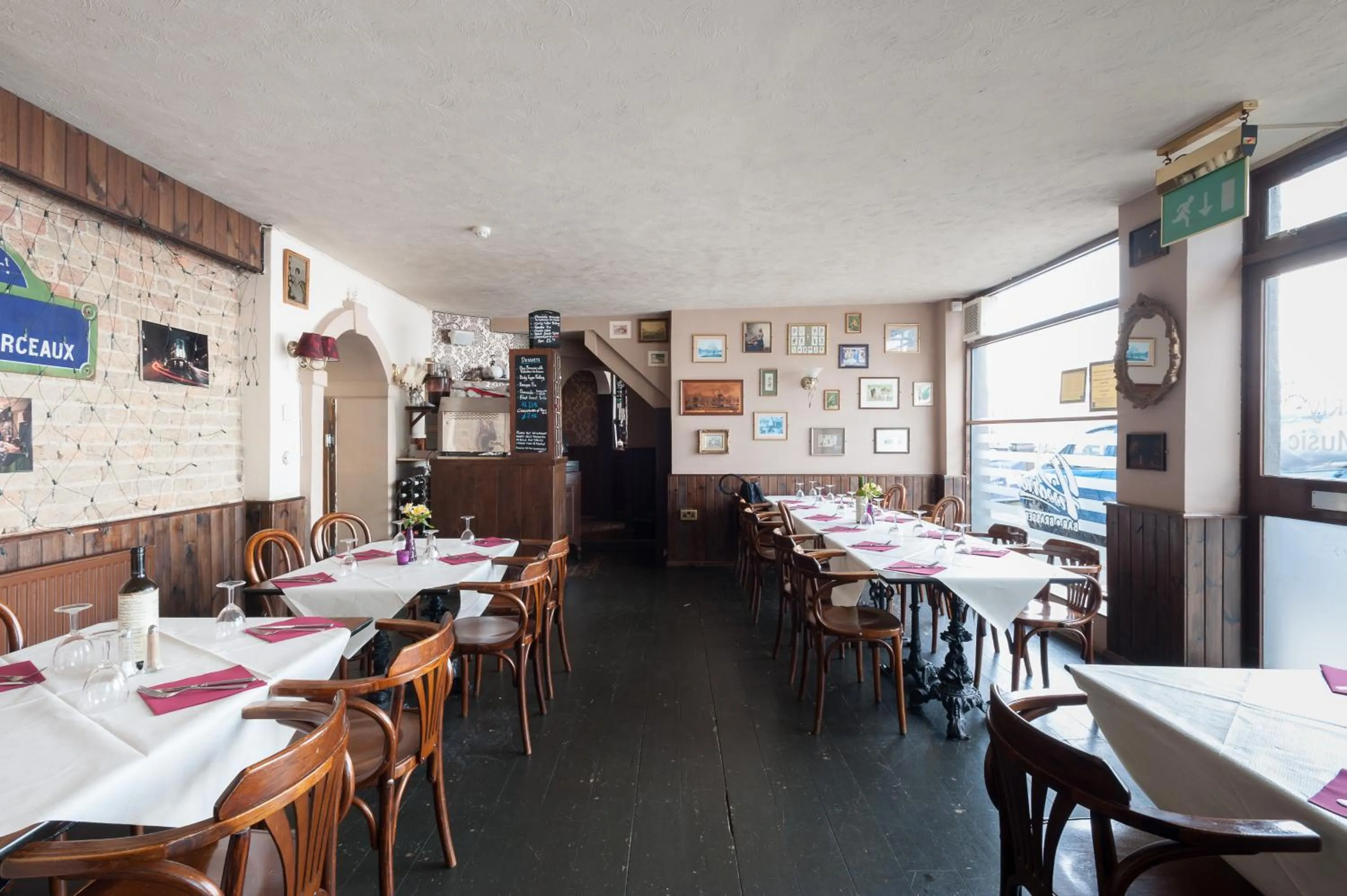 Restaurant/places to eat in Town House Rooms