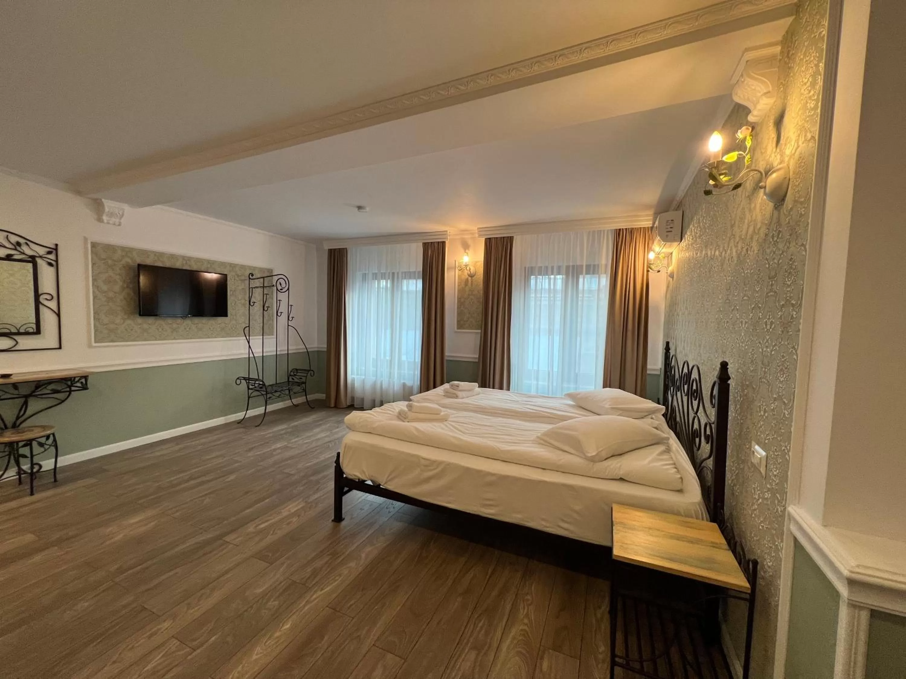 Bed in Hotel Boutique Cathedral Plaza Residences room for rent downtown