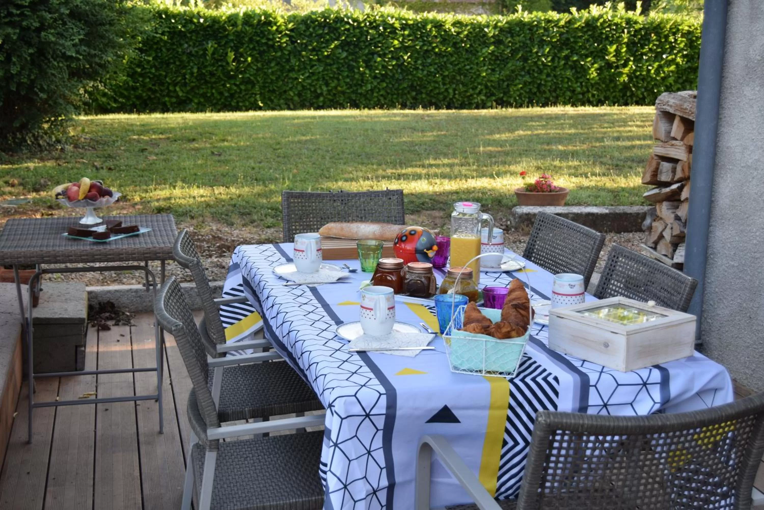 Continental breakfast in Le Nid de l'Ecureuil