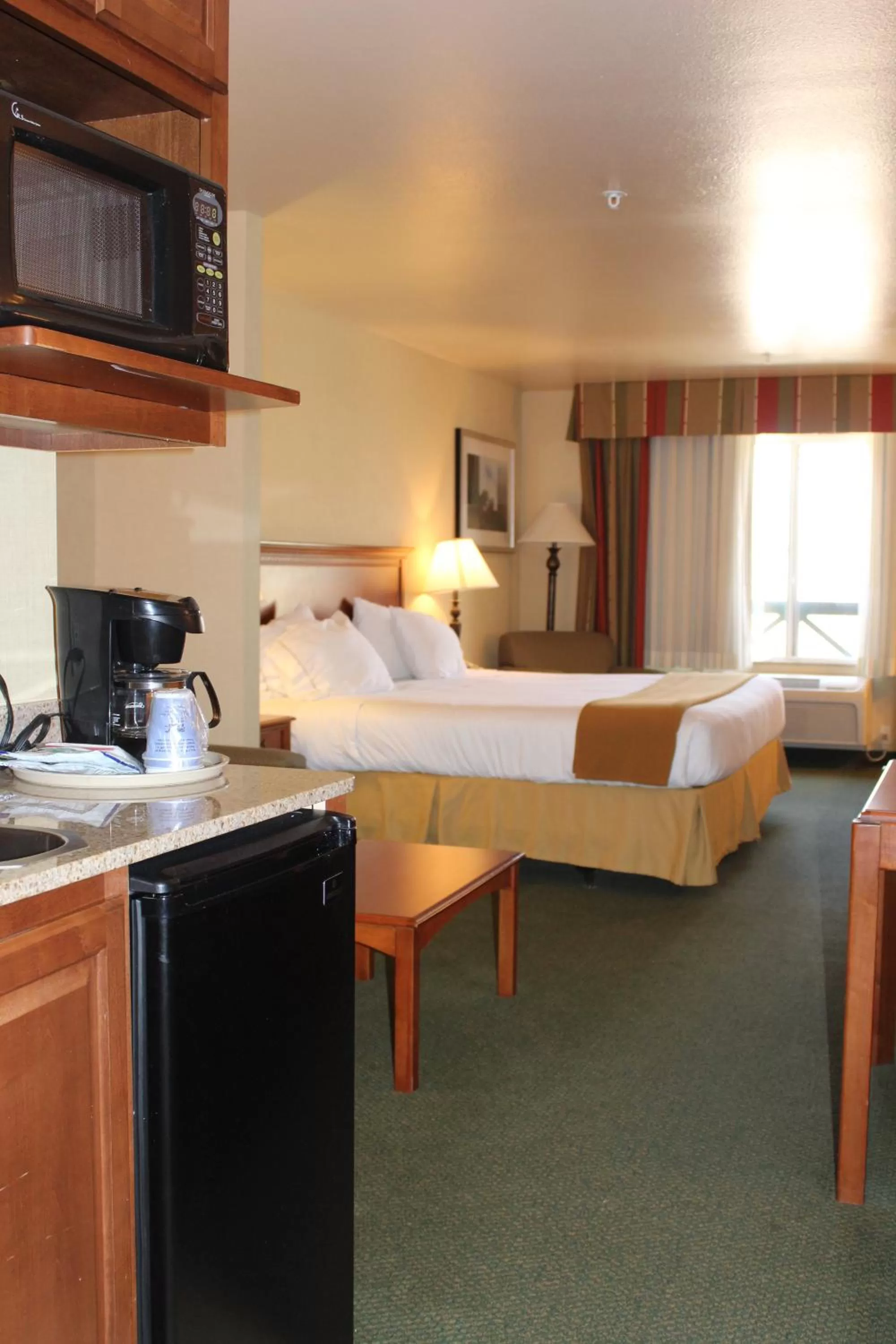 Bed in Holiday Inn Express Tehachapi by IHG