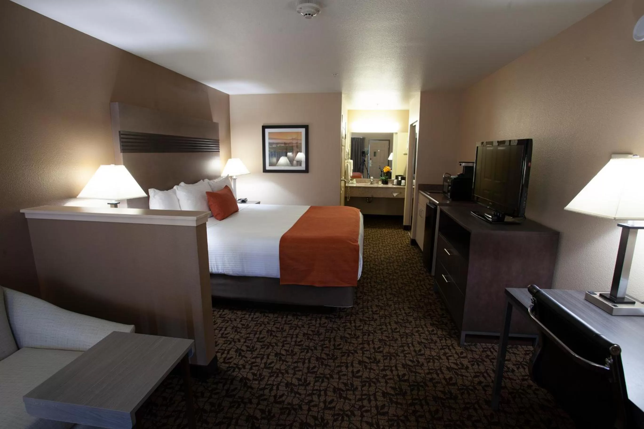 Bed in Hawthorn Suites by Wyndham Napa Valley