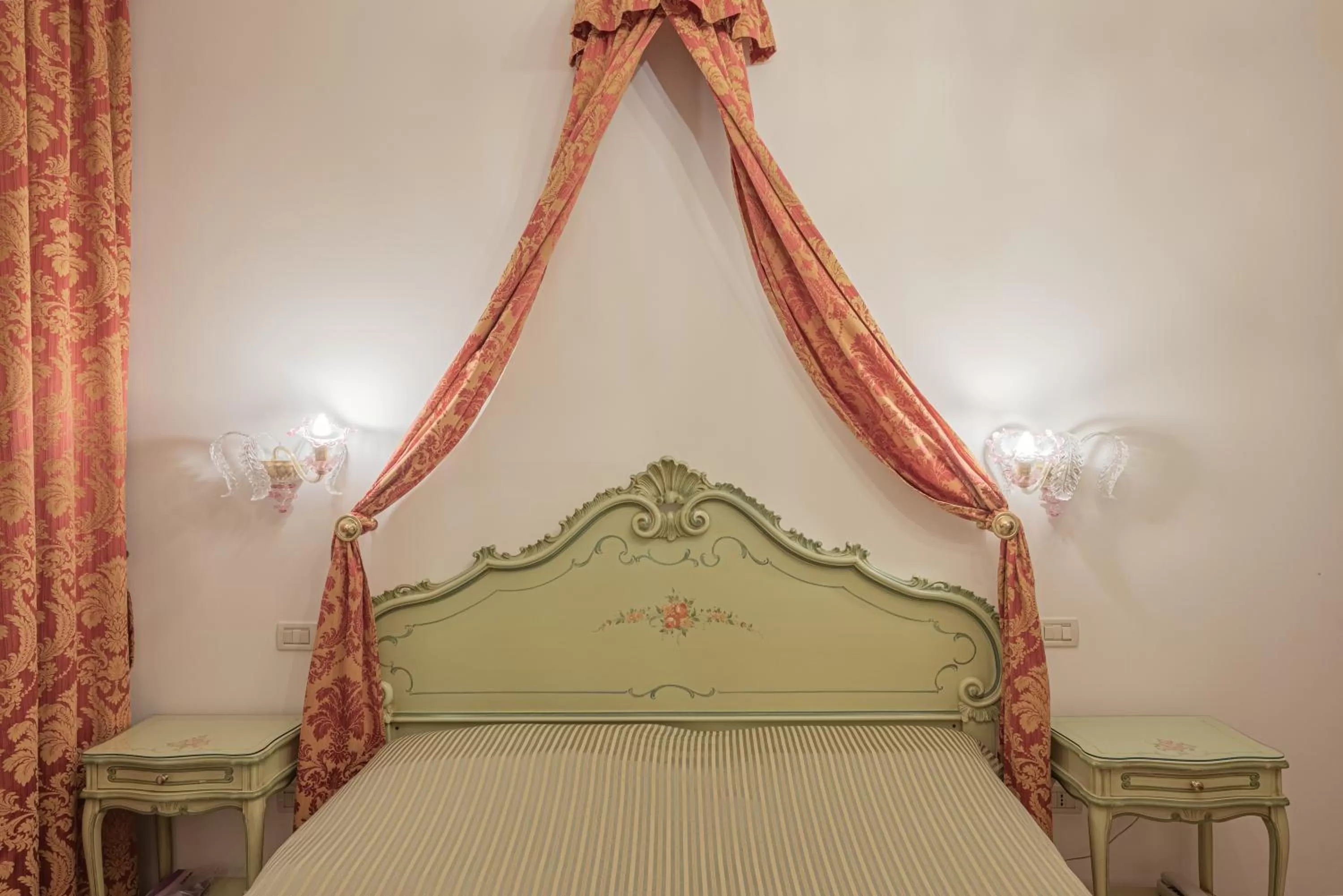 Bed in Hotel al Sotoportego