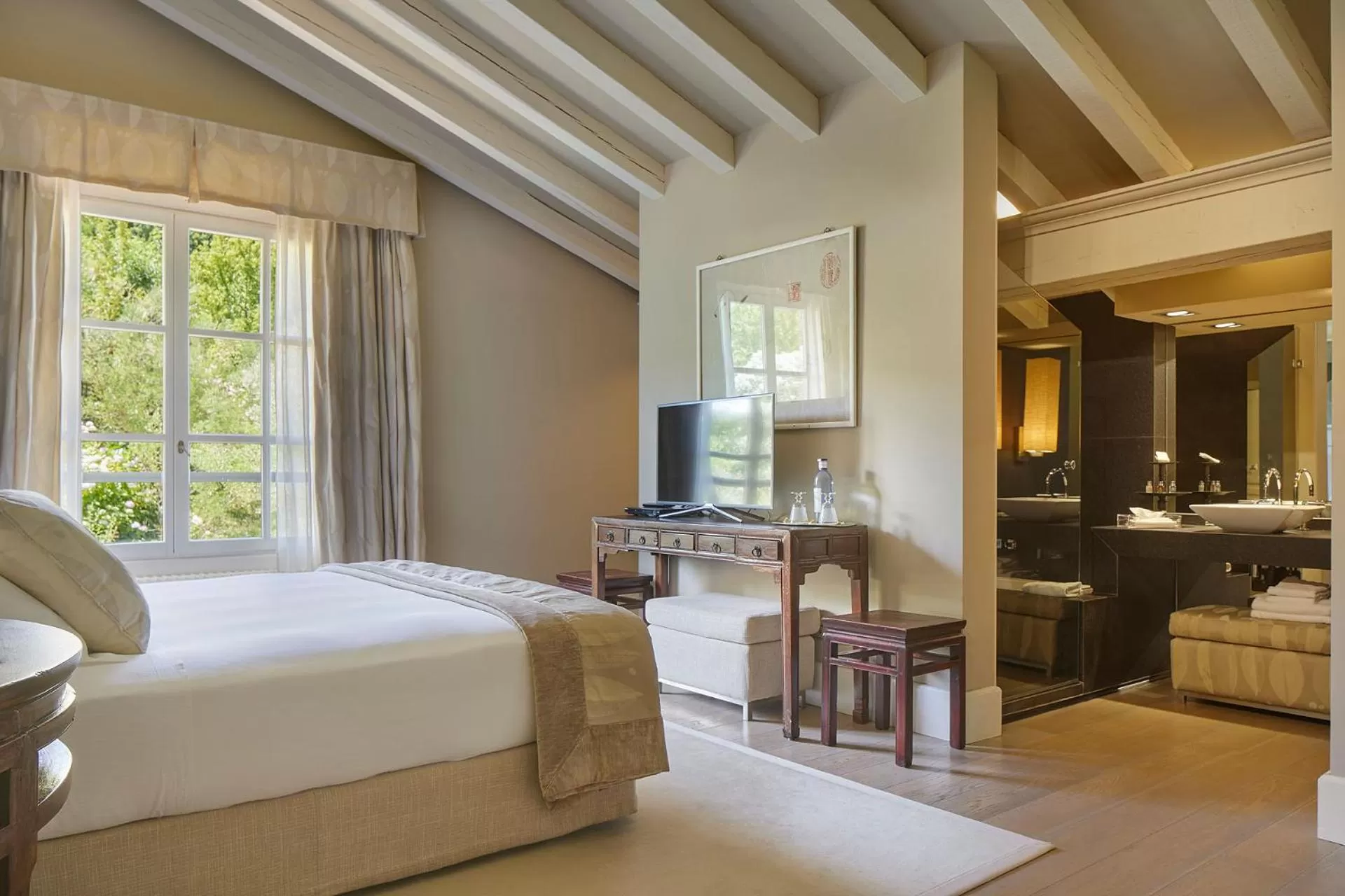 TV and multimedia, Bed in Hotel Iturregi