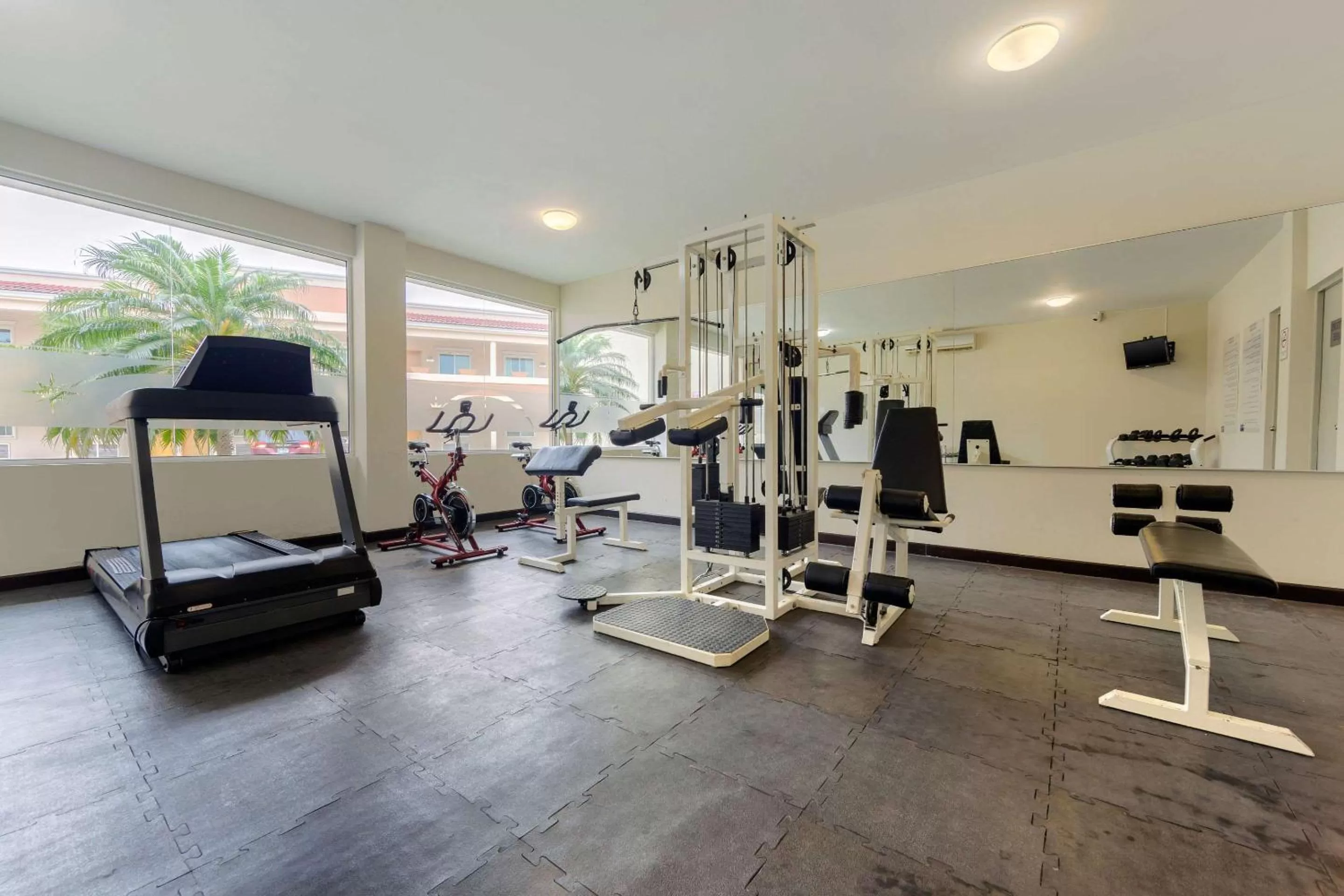 Fitness centre/facilities in Comfort Inn Monterrey Norte
