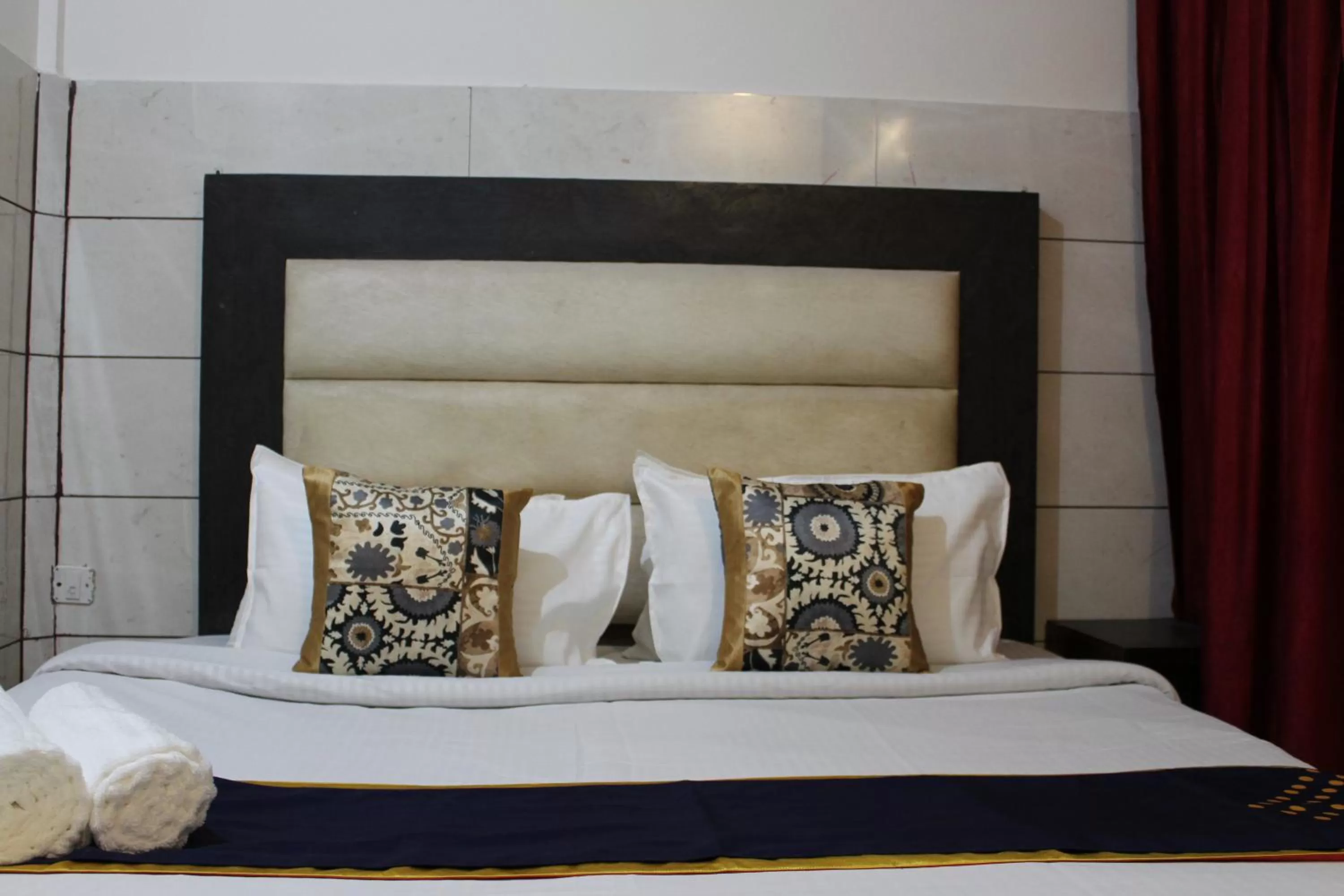 Bed in Trimrooms JMC Katra