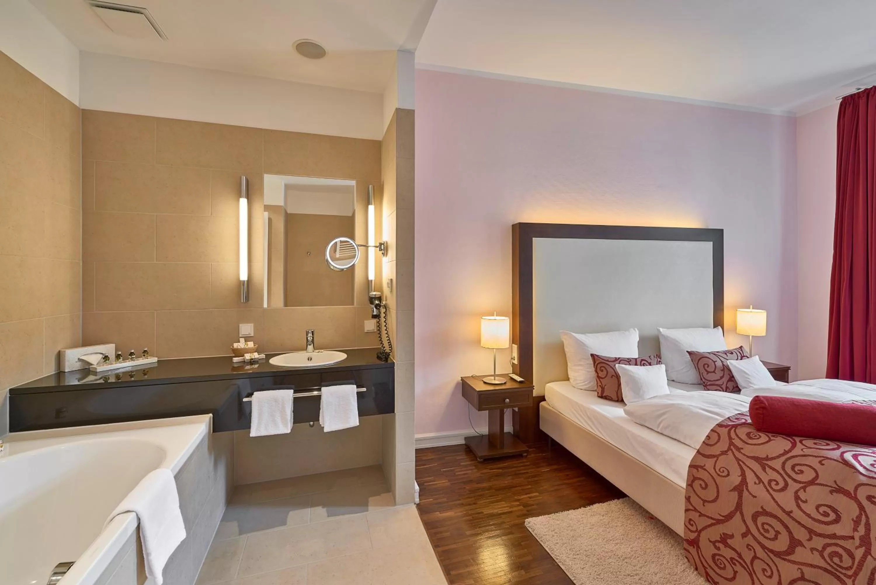 Bathroom, Bed in Hotel Elbresidenz an der Therme