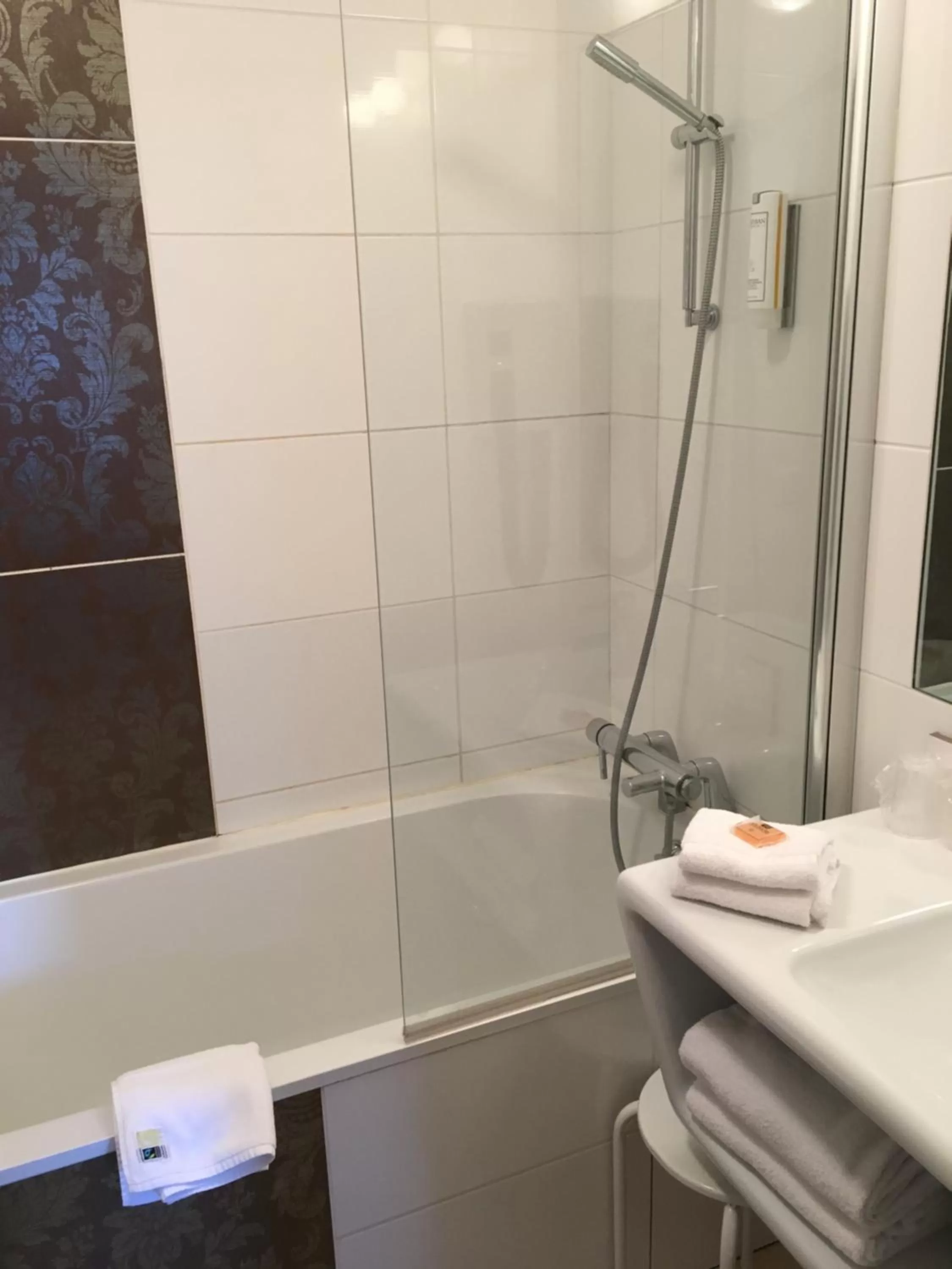 Bathroom in The Originals Boutique, Hôtel Victoria, Fontainebleau