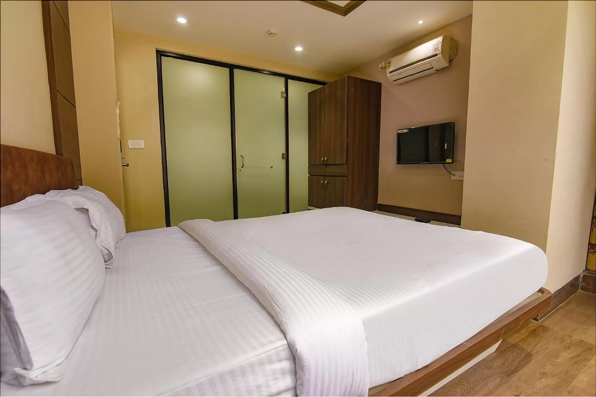 Bedroom in FabHotel Eros 282 - Nr Sreebhumi