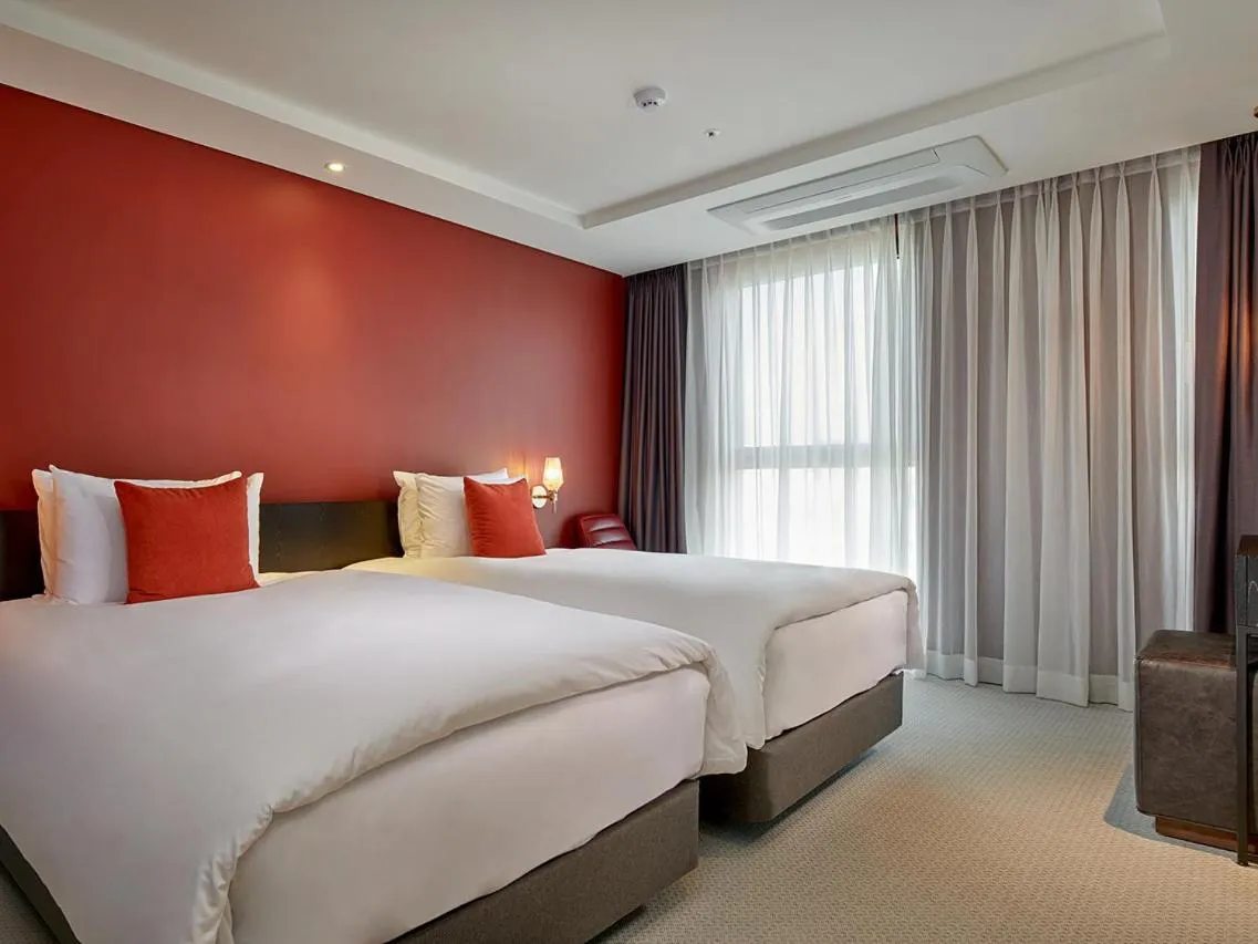 Bedroom, Bed in Hotel Alice and Trunk