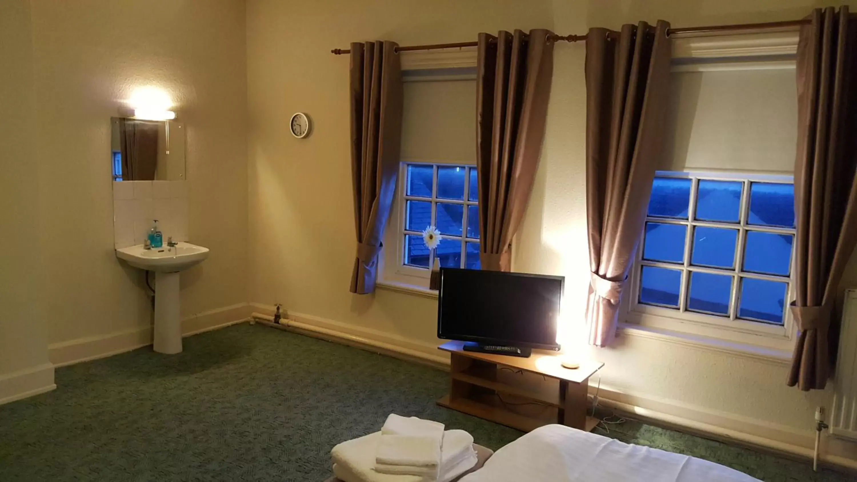 Double Room with Shared Bathroom - single occupancy in Station Hotel Double Room with Shared Bathroom - single occupancy in Station Hotel