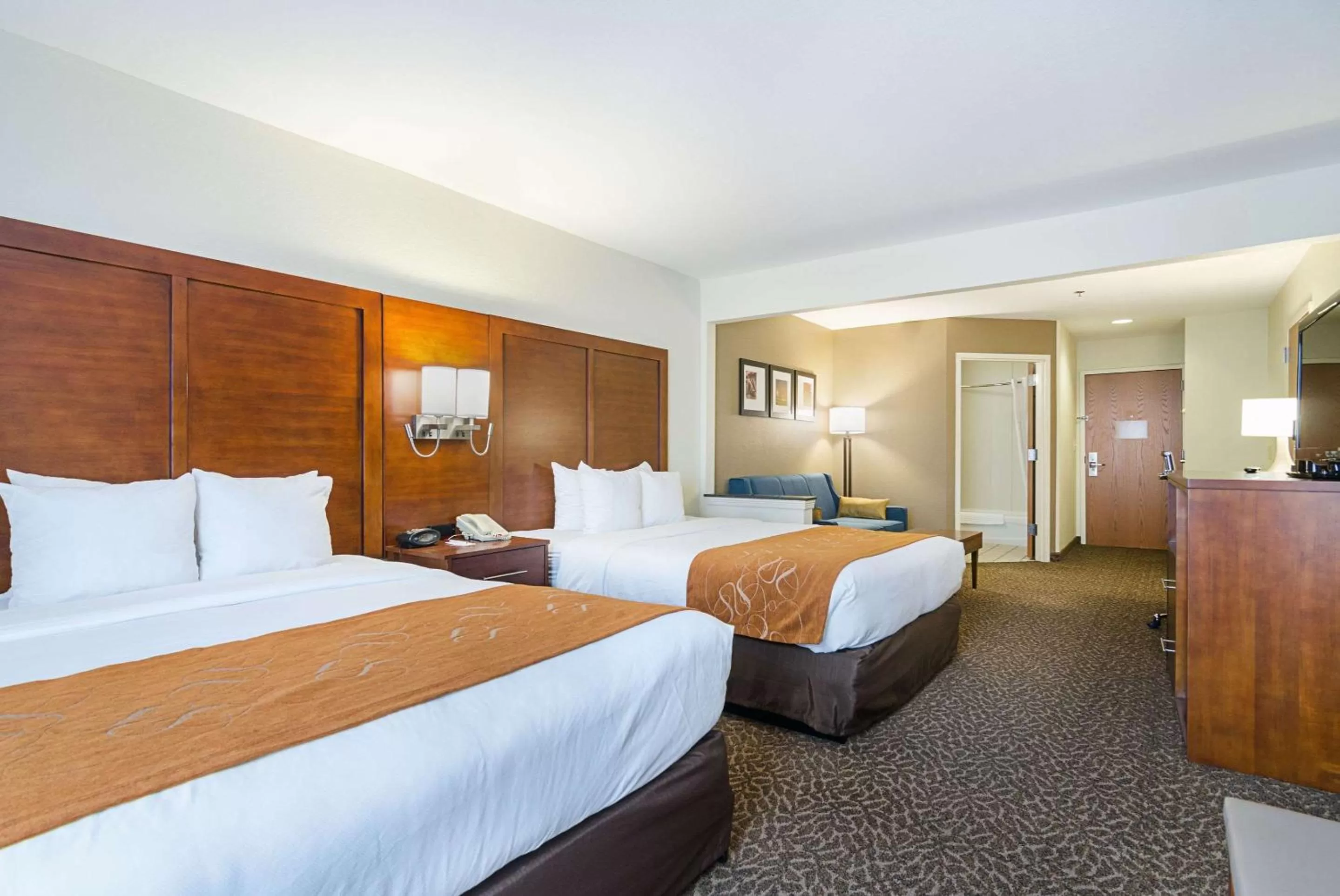 Photo of the whole room, Bed in Quality Suites Springdale West I-49