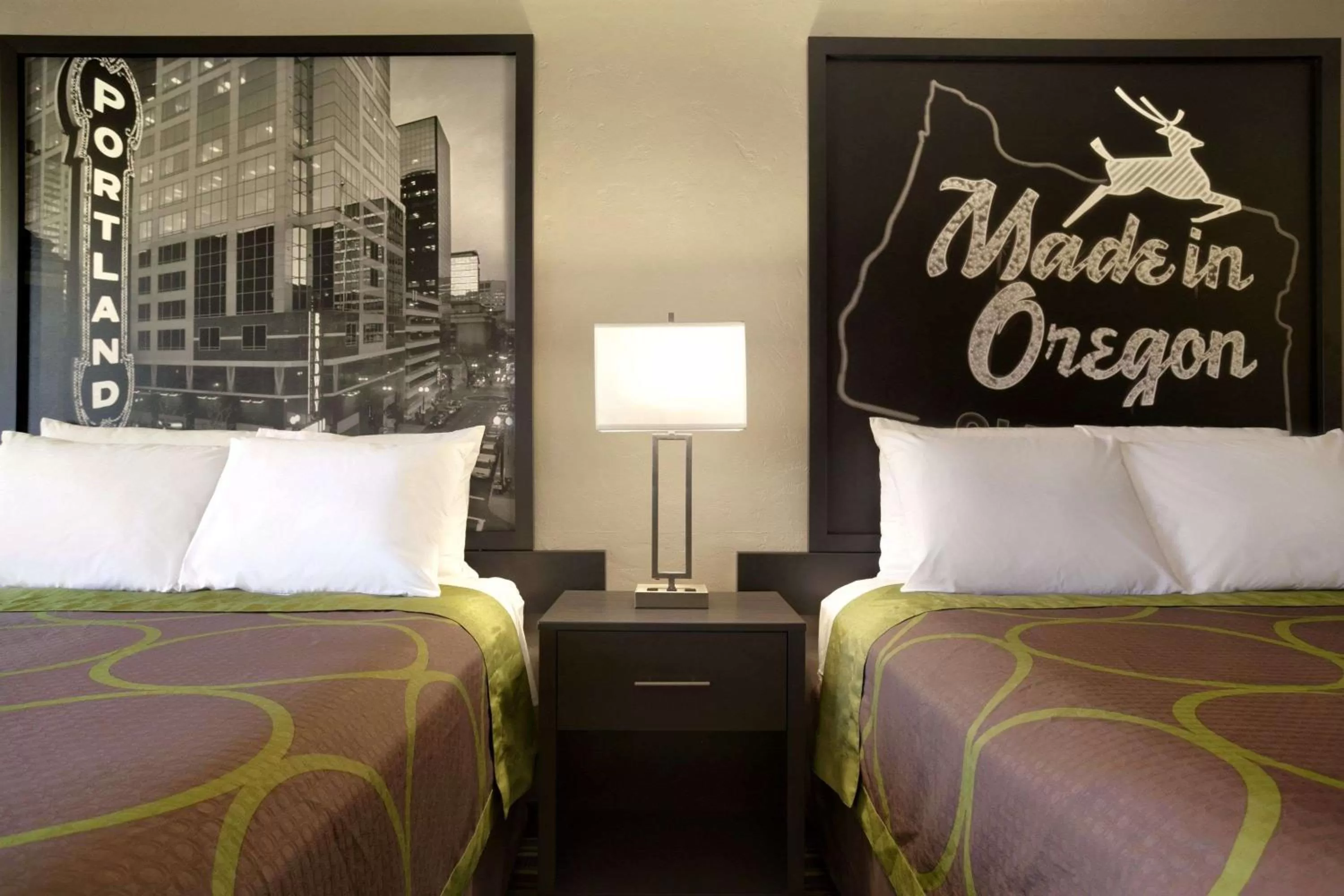 Photo of the whole room, Bed in Super 8 by Wyndham Portland Airport