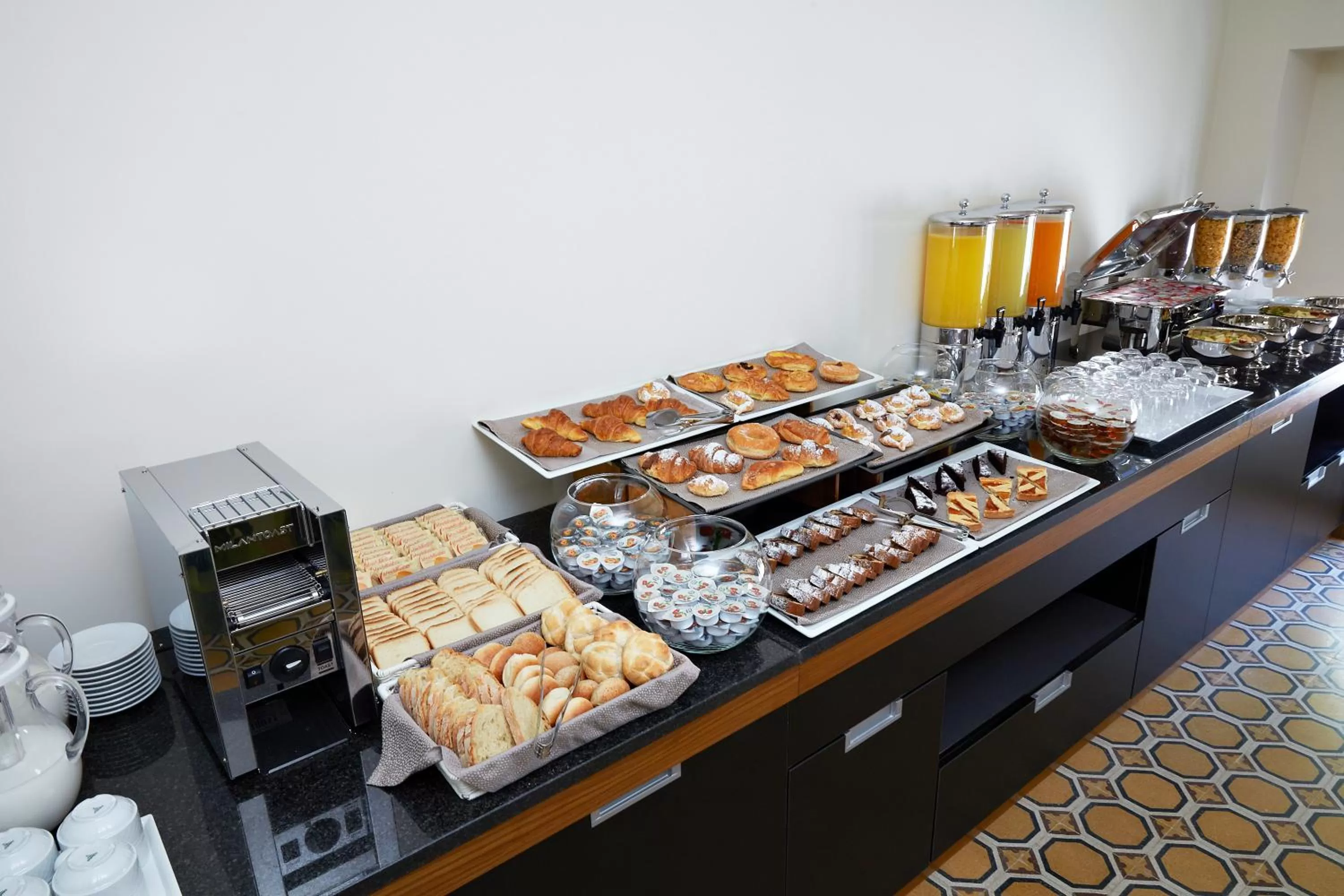 Continental breakfast in Hotel The Building