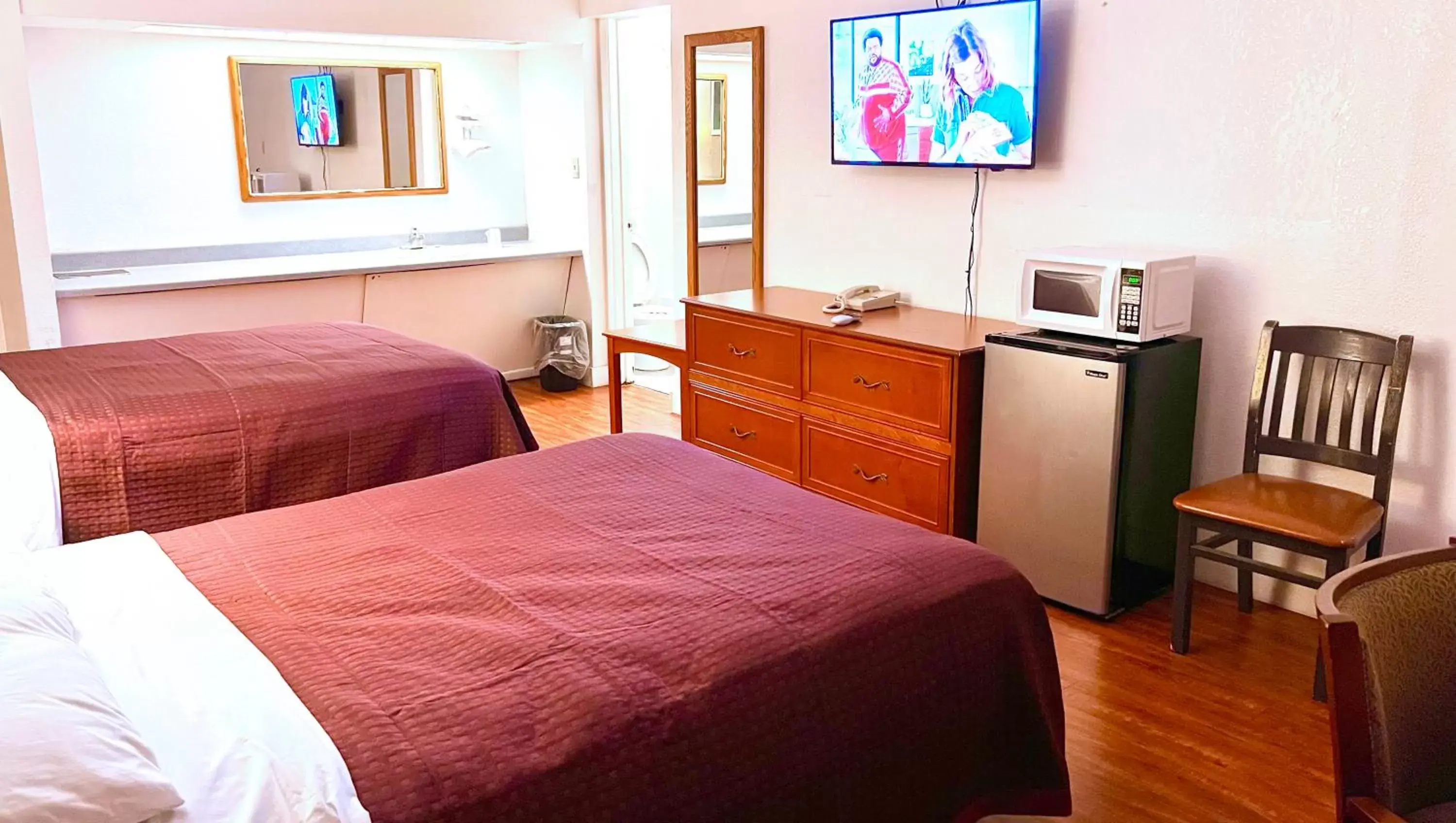 Standard Double Room with Two Double Beds - Non Smoking in Thunderbird Motel Hillsboro Standard Double Room with Two Double Beds - Non Smoking in Thunderbird Motel Hillsboro