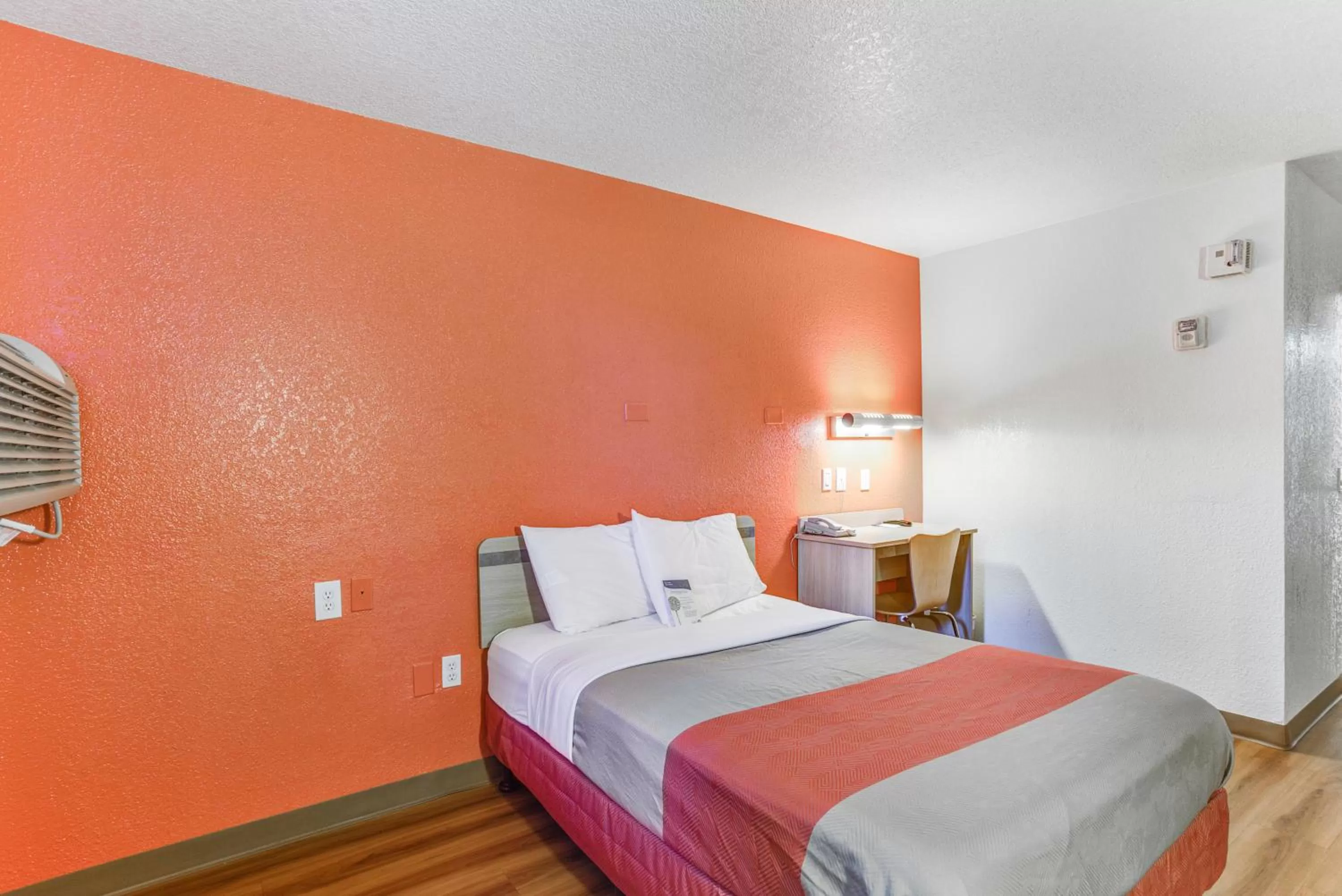 Bedroom, Bed in Motel 6-Portland, OR - Tigard West