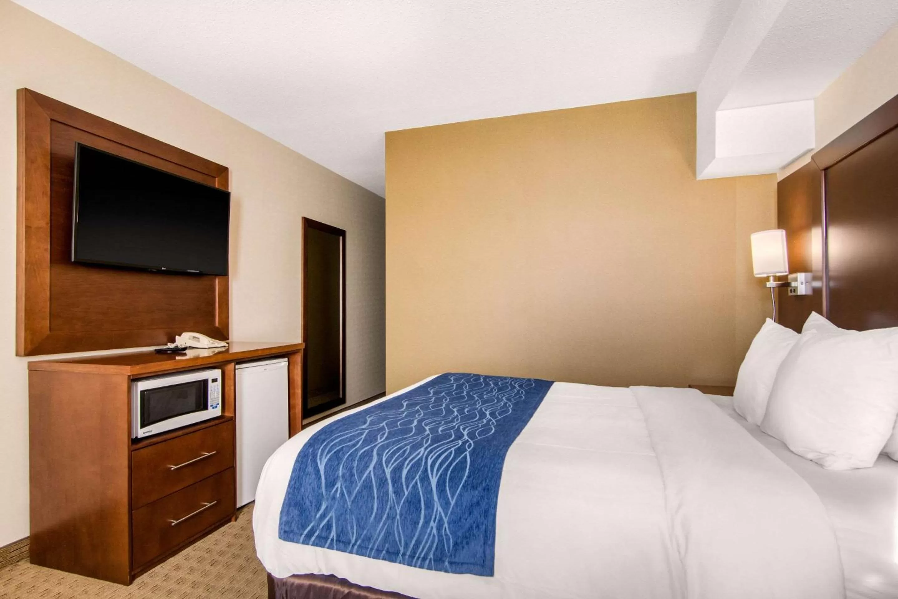 Photo of the whole room, Bed in Comfort Inn & Suites