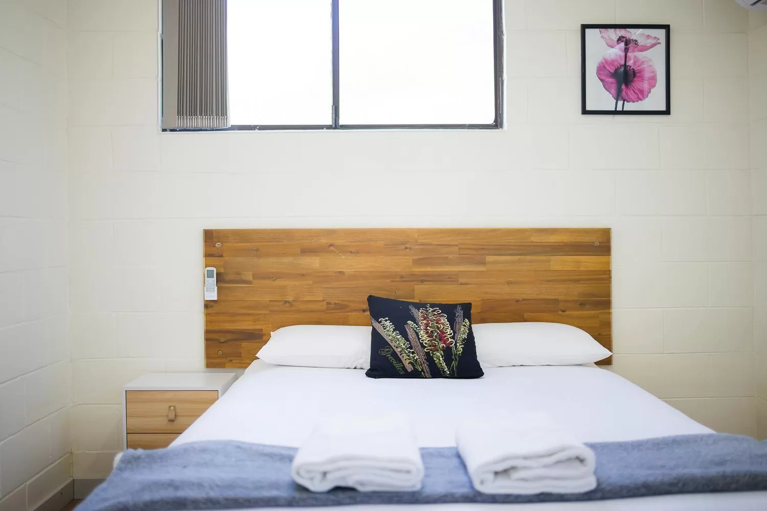 Bed in Plainsman Motel