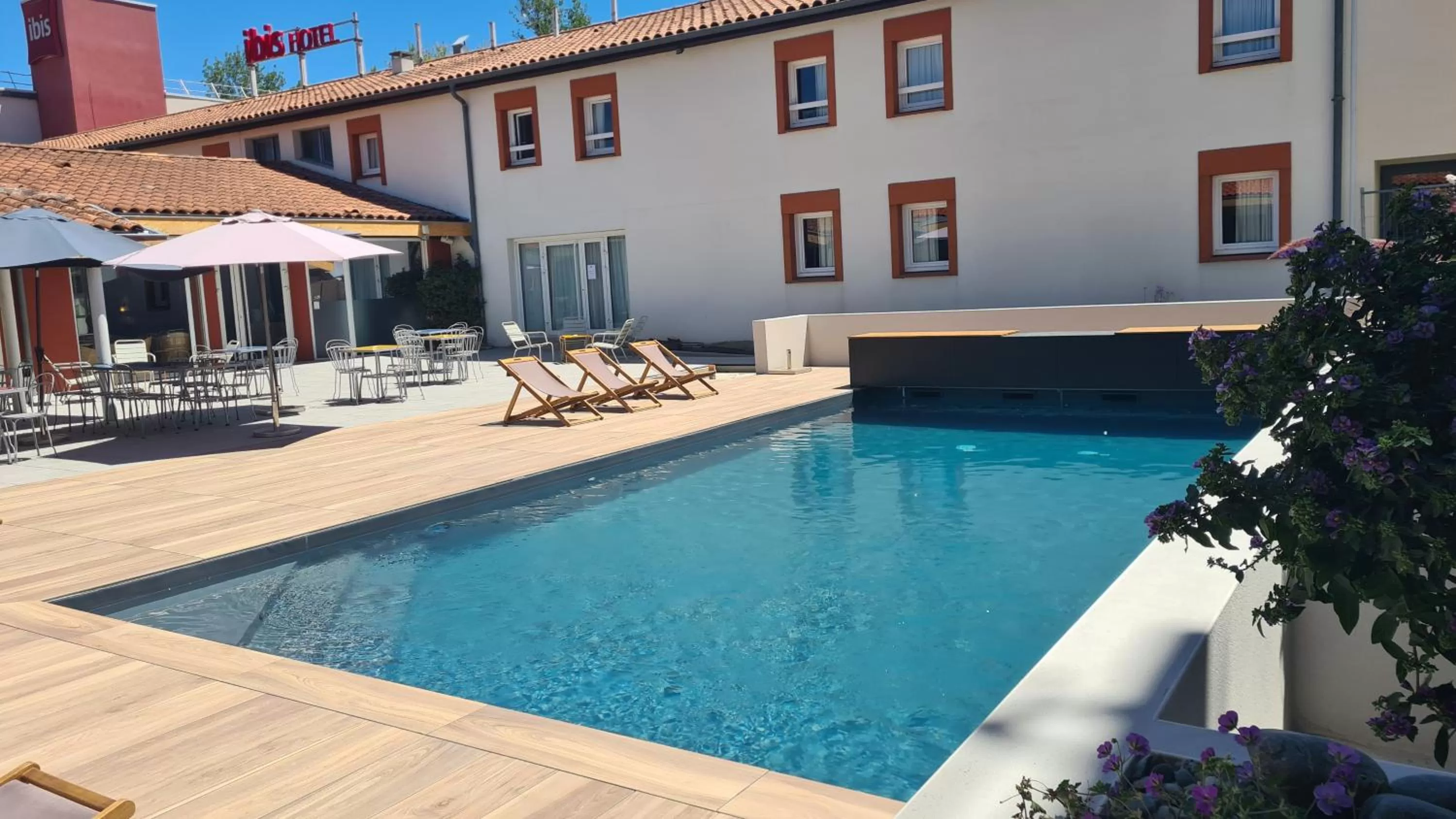 Swimming pool in ibis Styles Montauban