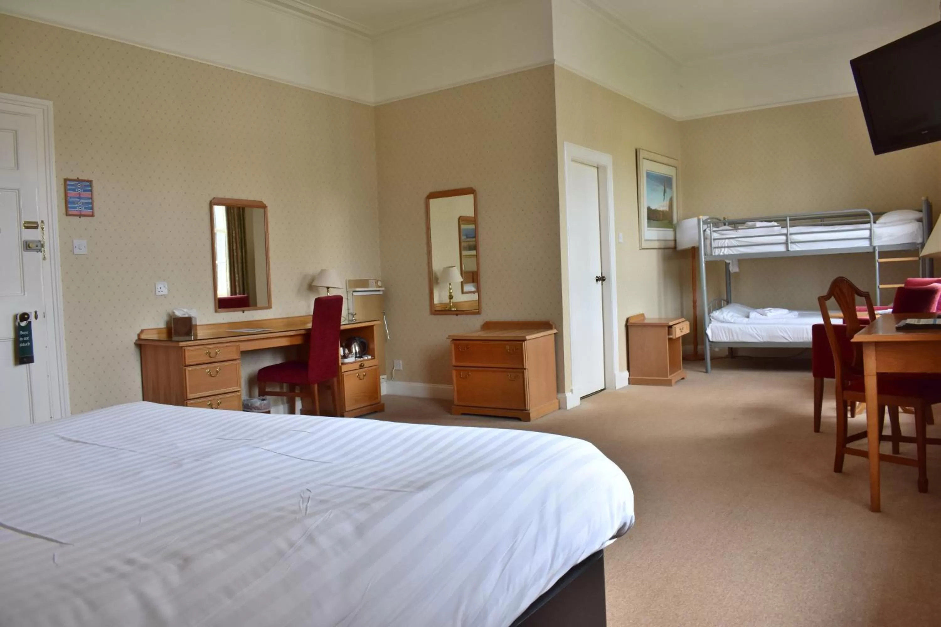 Bedroom, Bed in Green Hotel