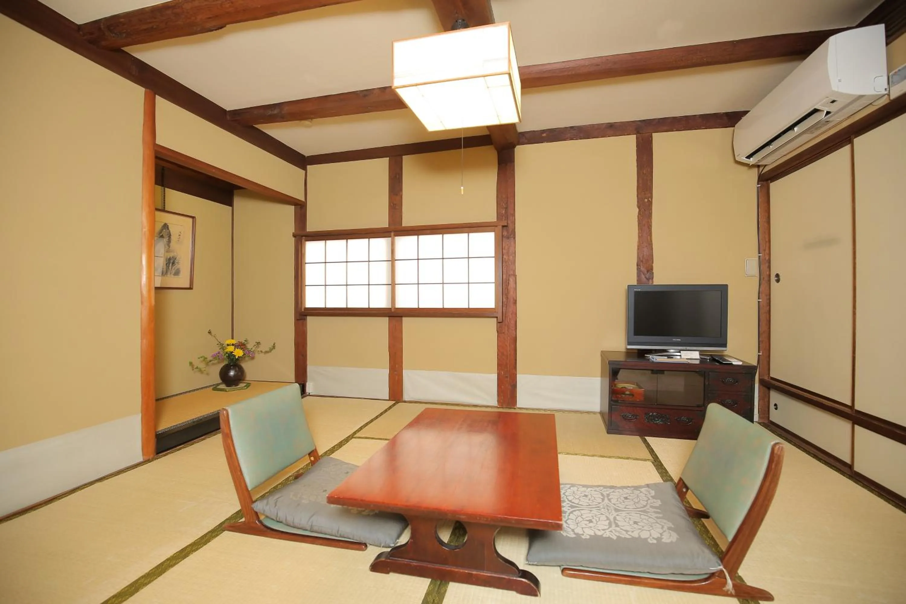 Photo of the whole room in Ryori Ryokan Tsurugata