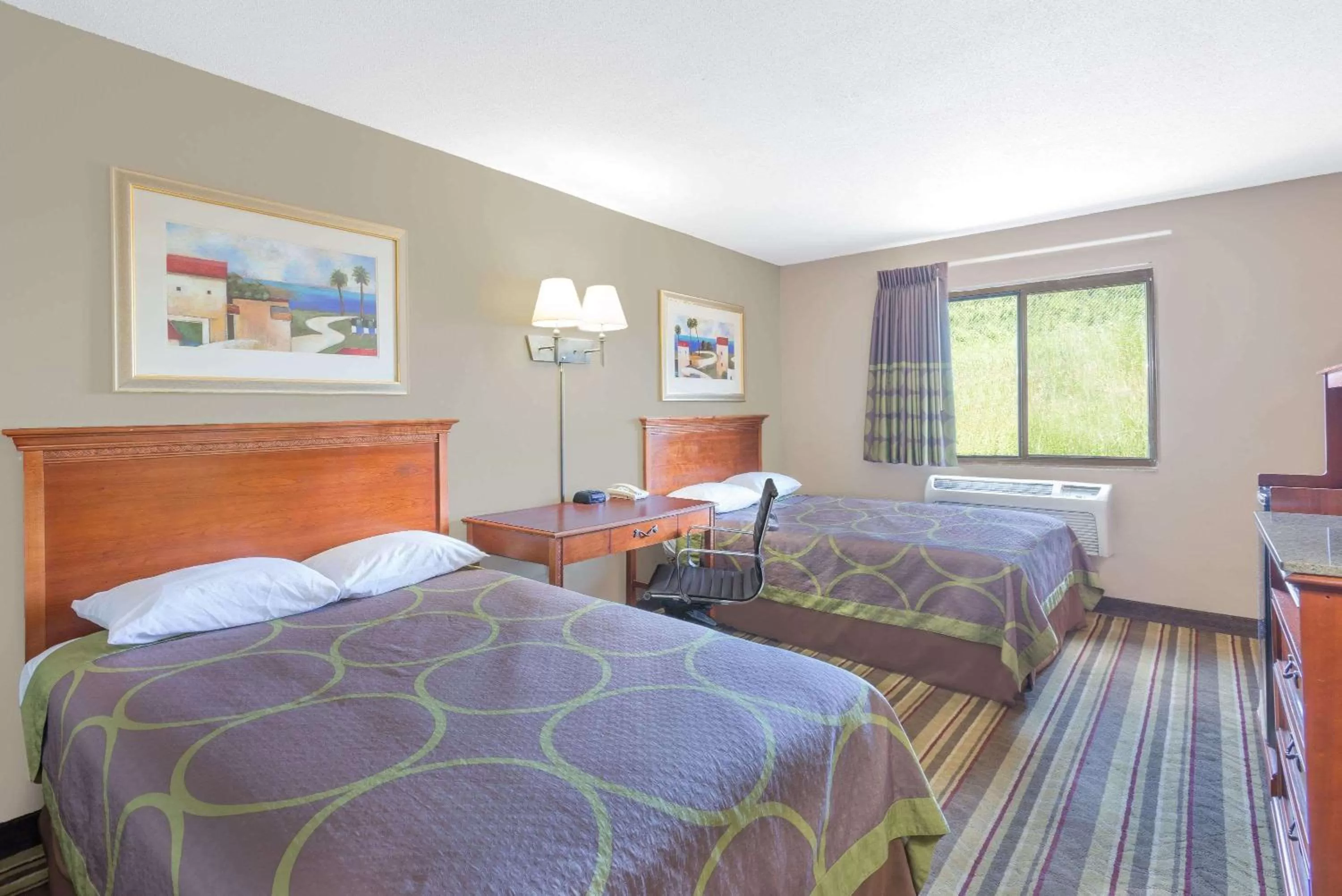 Photo of the whole room, Bed in Super 8 by Wyndham Tilton/Lake Winnipesaukee