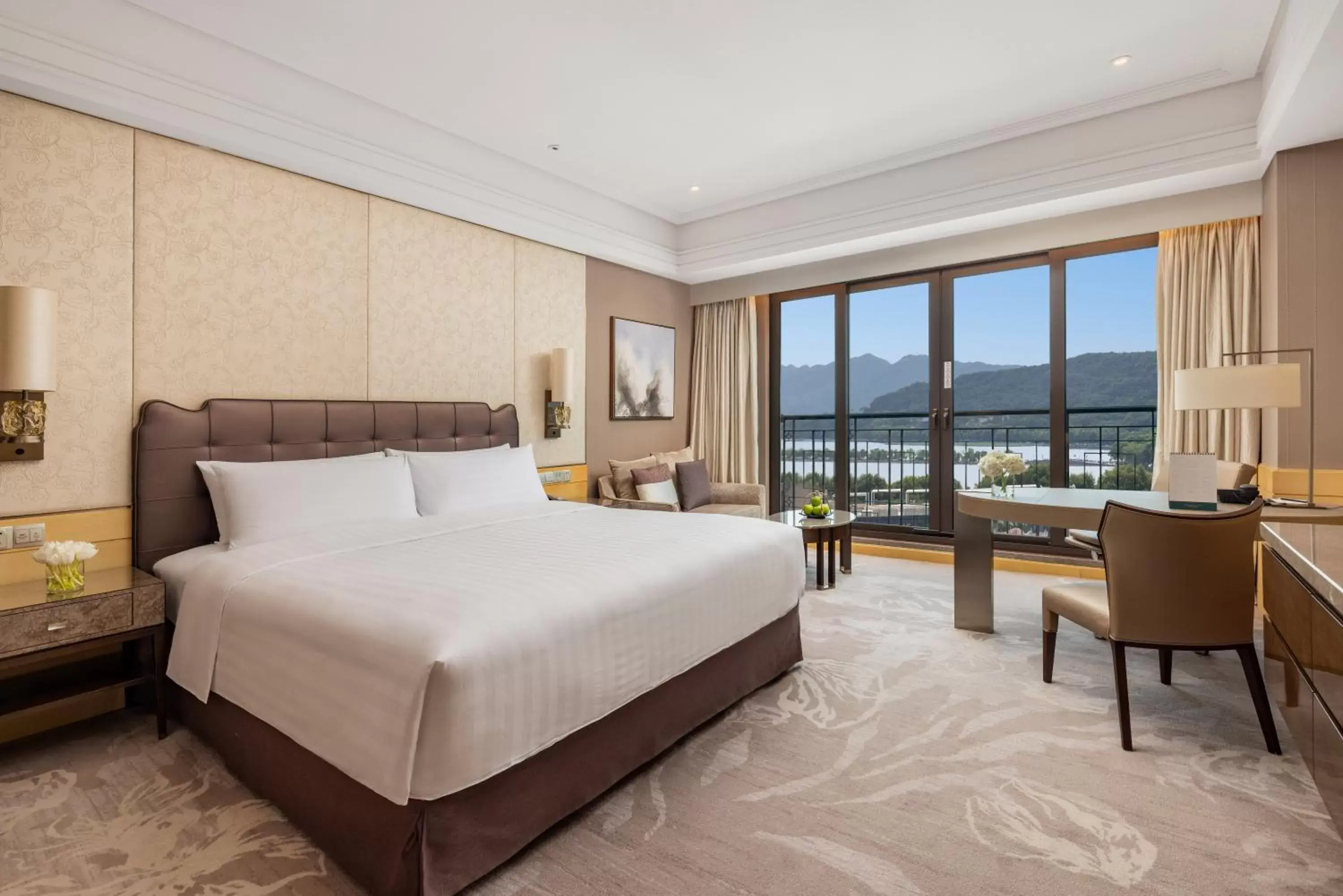 Horizon Lakeview King in Midtown Shangri-La, Hangzhou Horizon Lakeview King in Midtown Shangri-La, Hangzhou