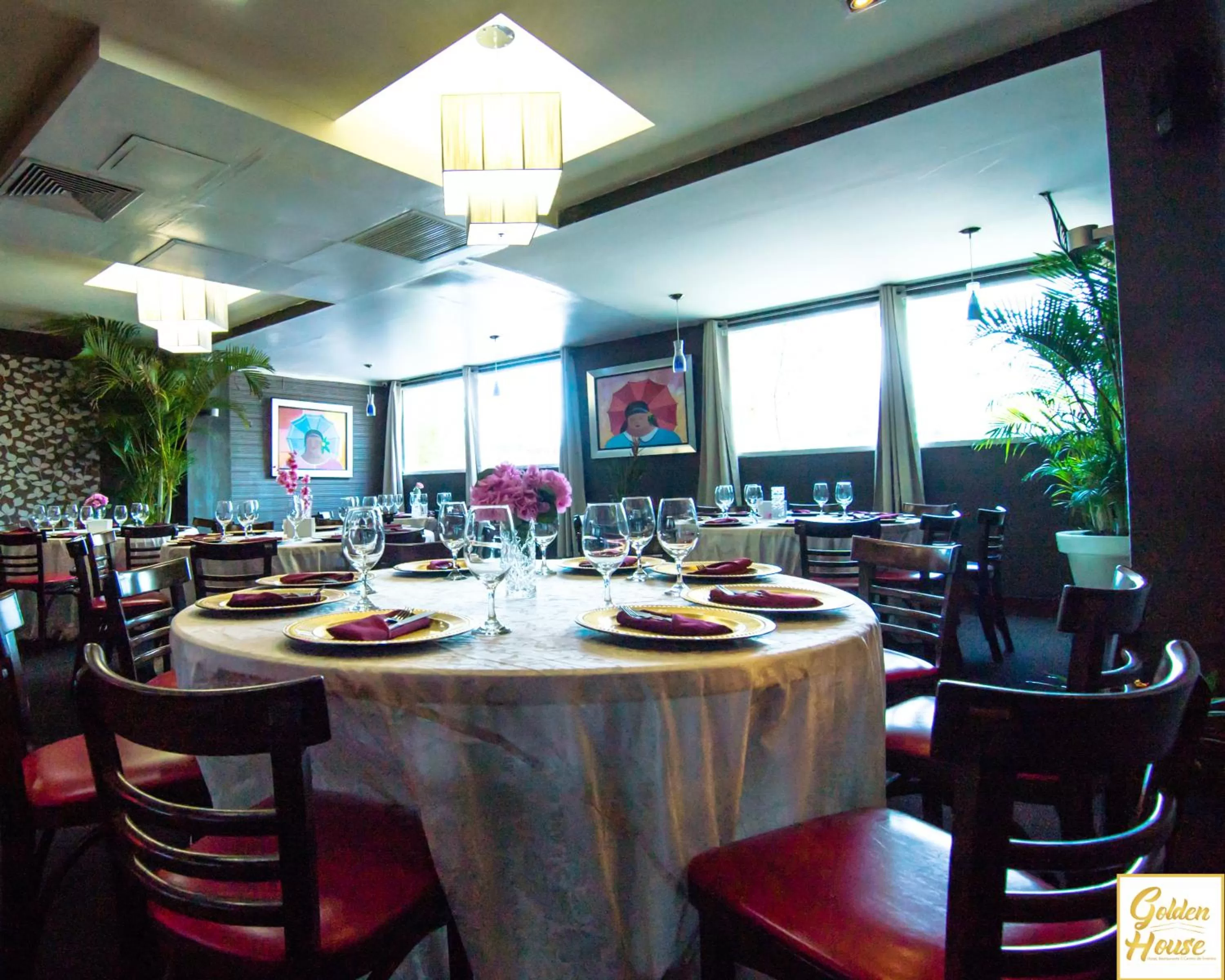 Restaurant/places to eat in Golden House Hotel & Convention Center