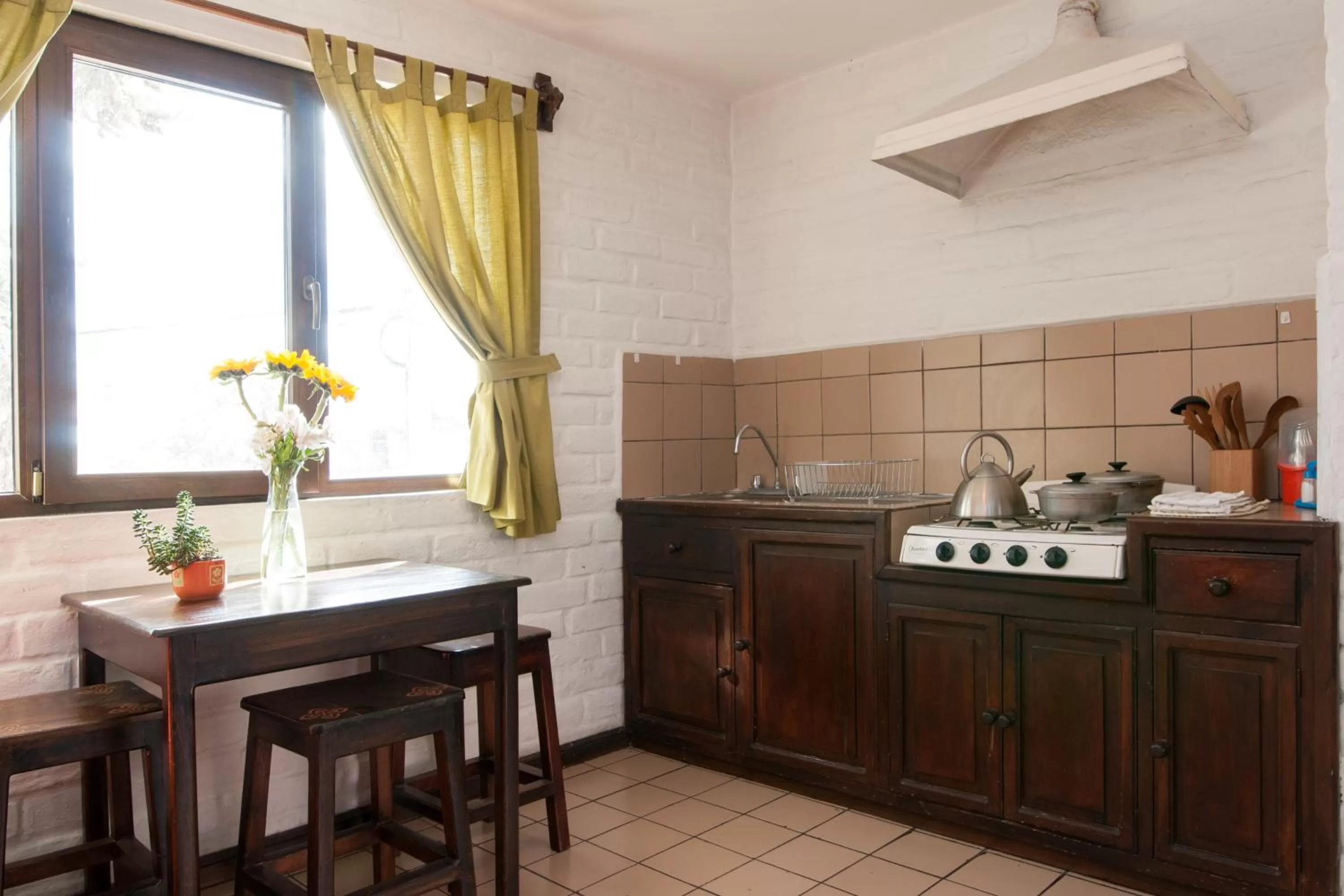 Coffee/tea facilities, Kitchen/Kitchenette in Apartamentos Otorongo Cuenca Ecuador