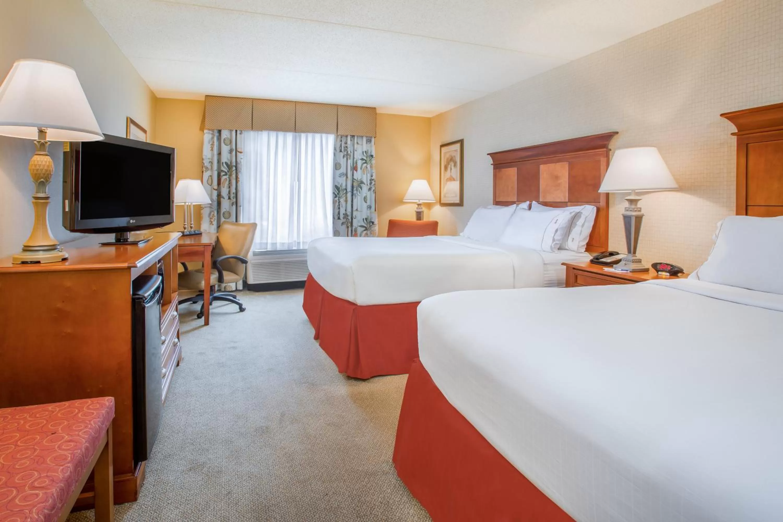 Photo of the whole room, Bed in Holiday Inn Express & Suites Bloomington by IHG