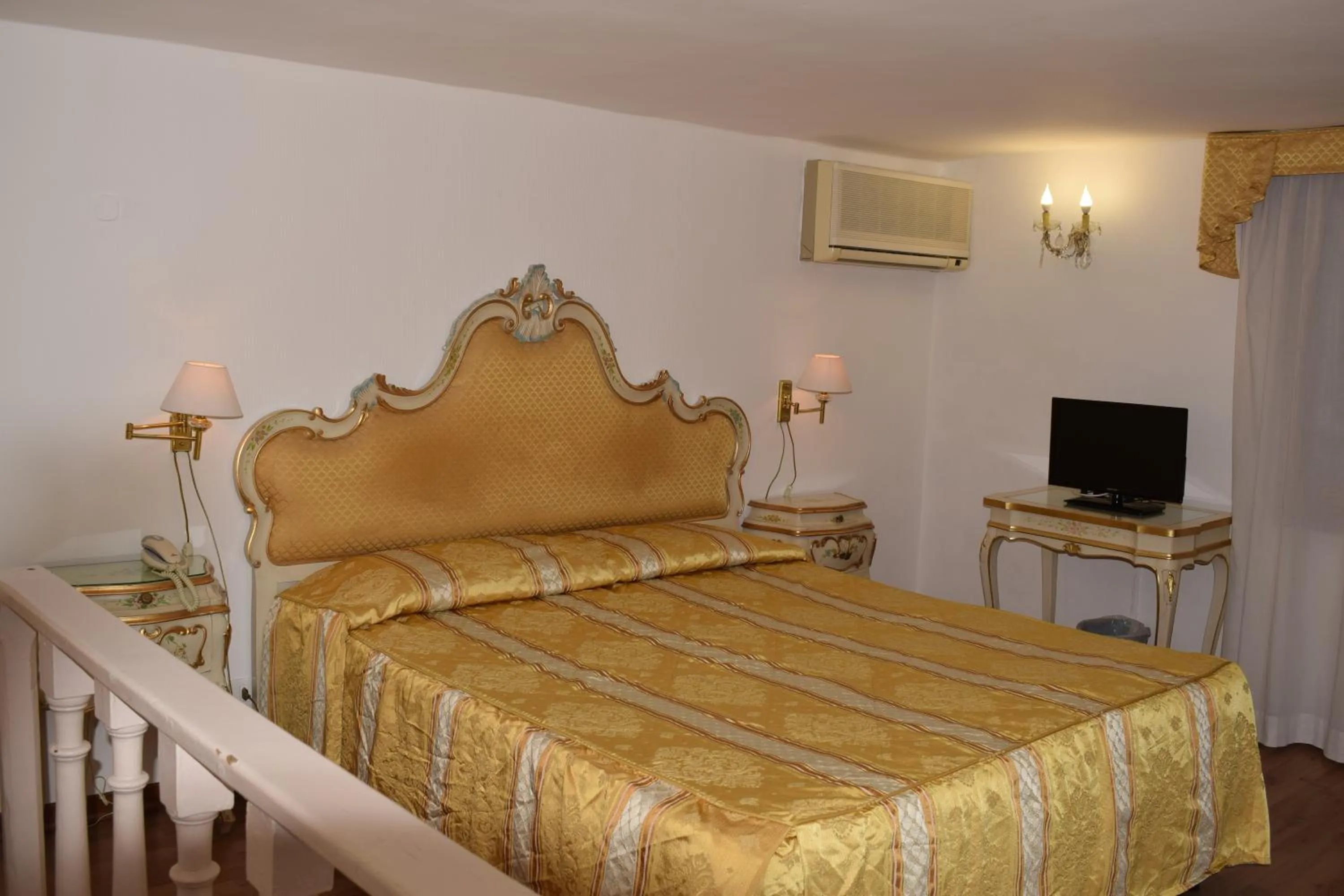 Bed in Albergo Basilea