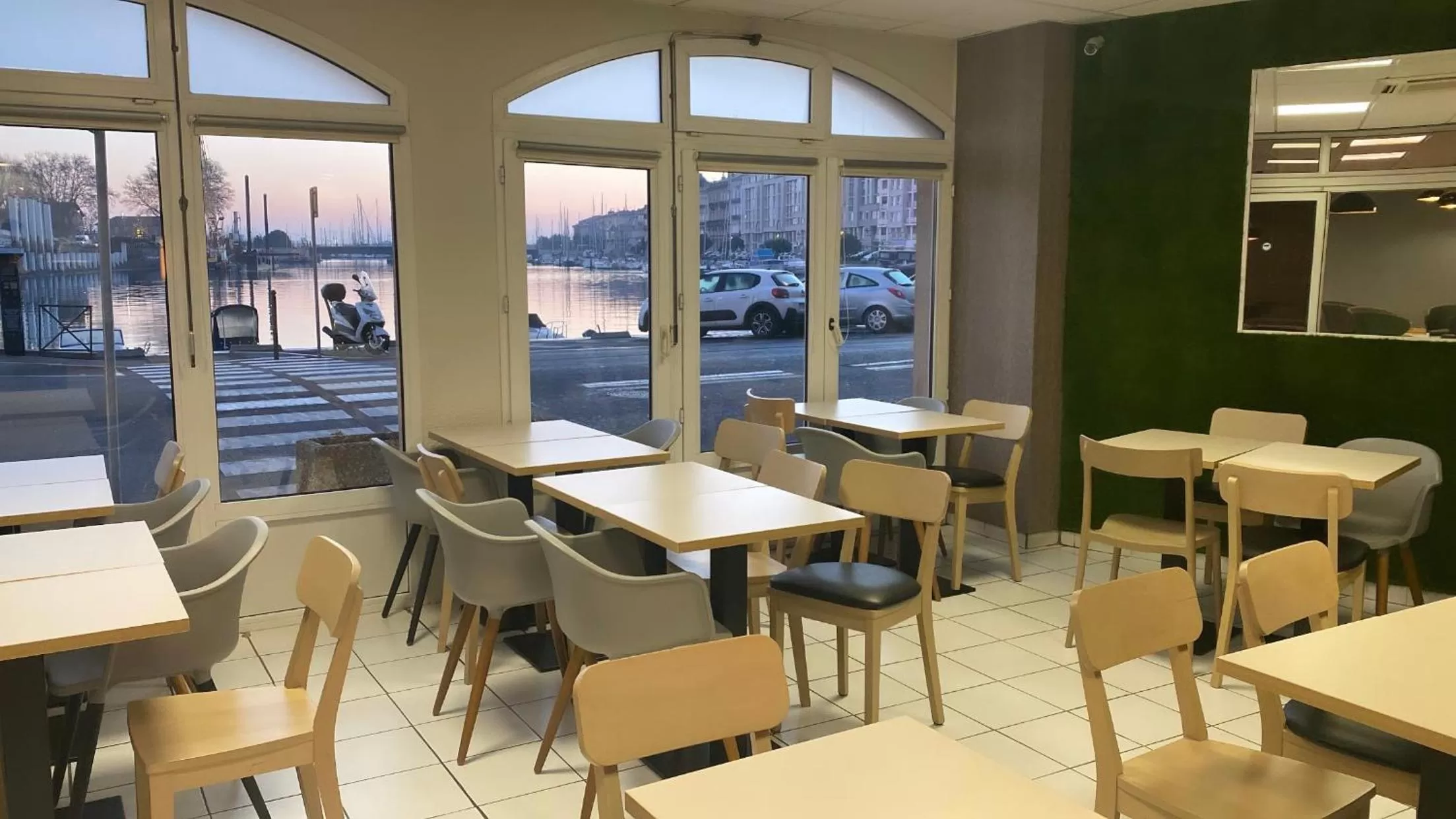 Restaurant/places to eat in B&B HOTEL Sète Centre Gare