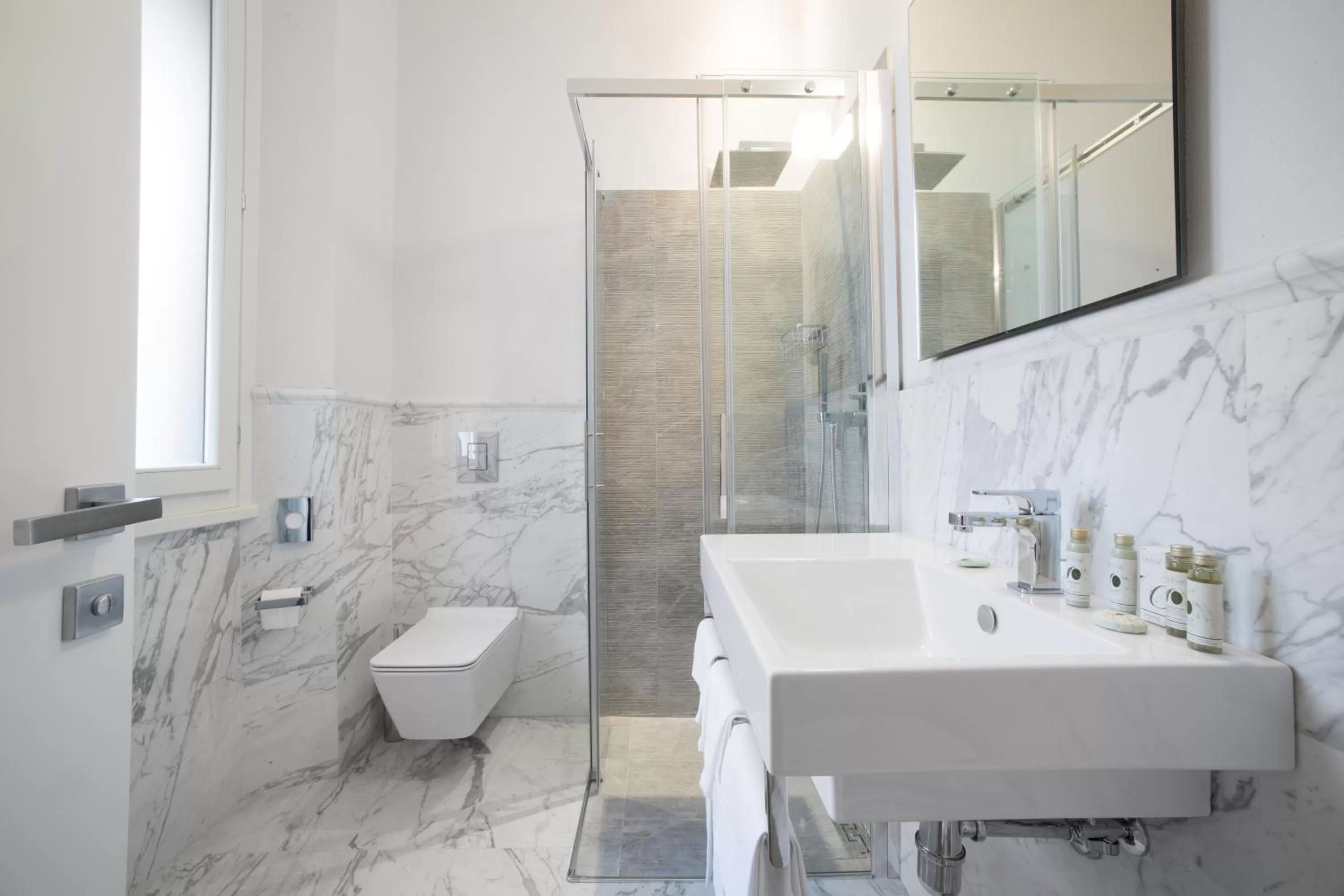 Shower in Hotel Boston