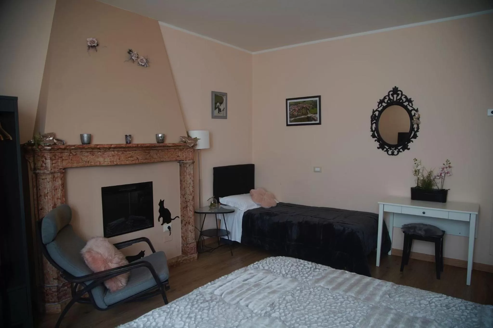 Bed, TV/Entertainment Center in La Casa Di Campagna Sul Garda