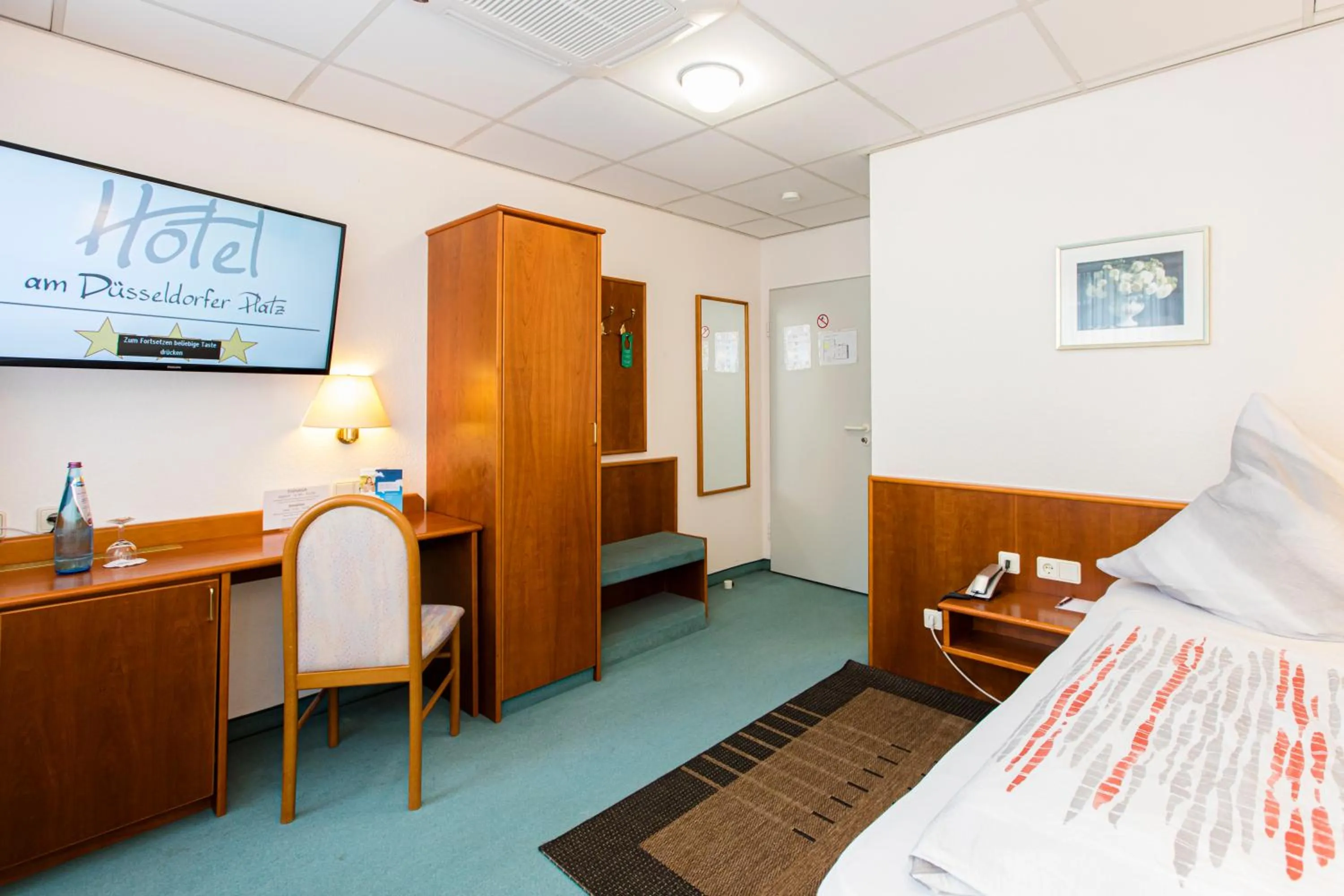 Photo of the whole room, Bed in Hotel Am Düsseldorfer Platz