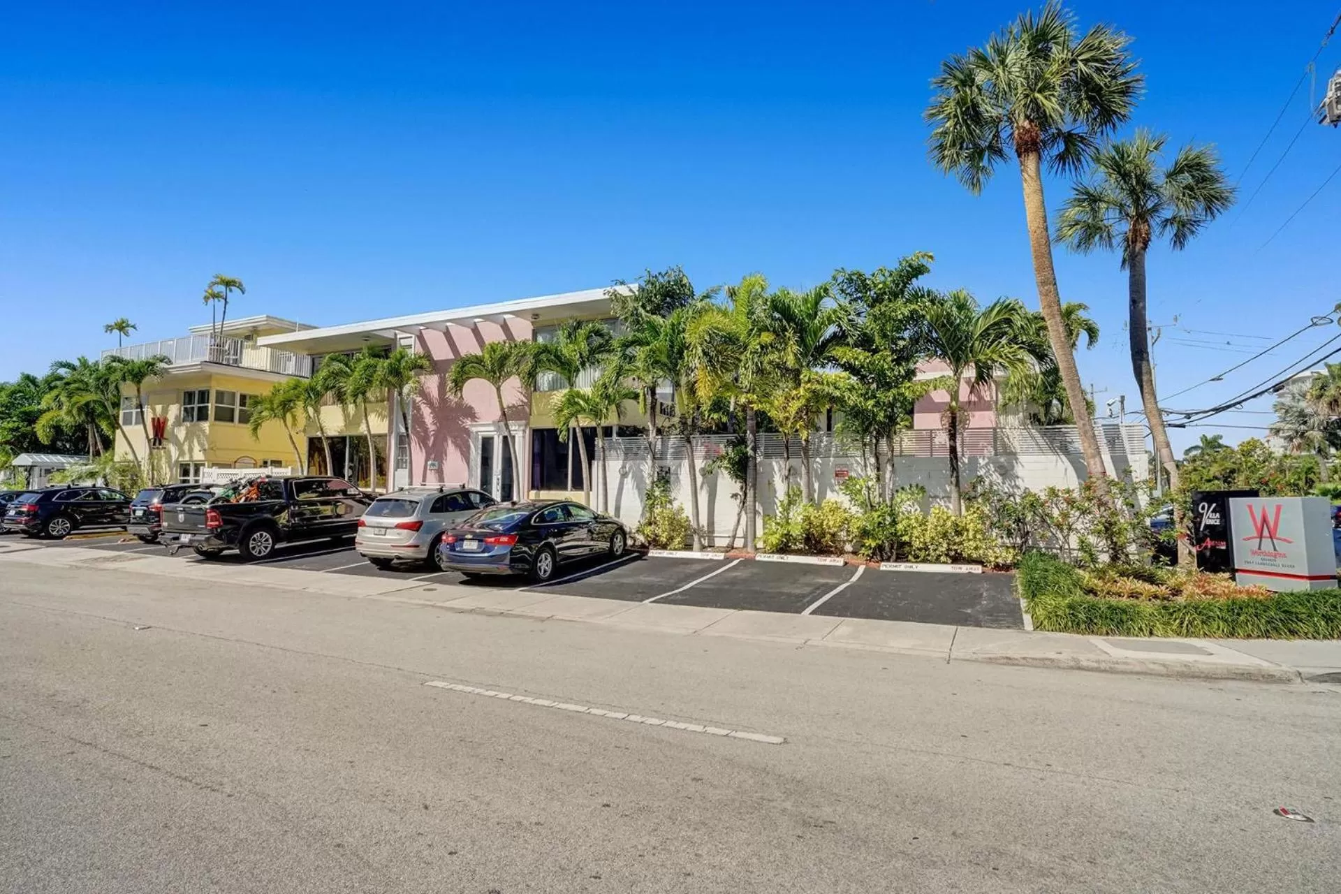 Parking in The Worthington Resorts - Clothing Optional - Men Only - Solo hombres