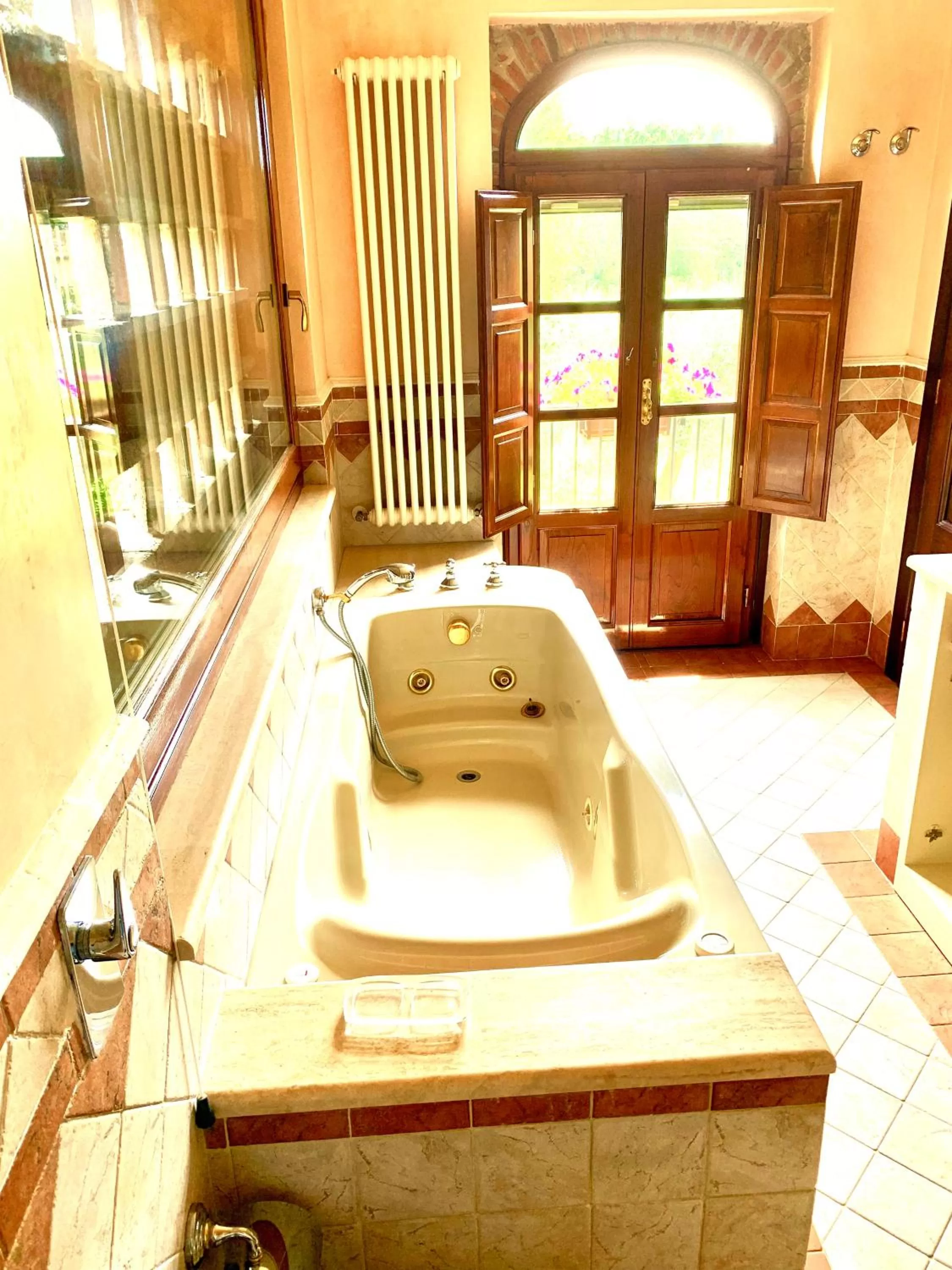 Hot Tub in B&B La Fornace del Sole